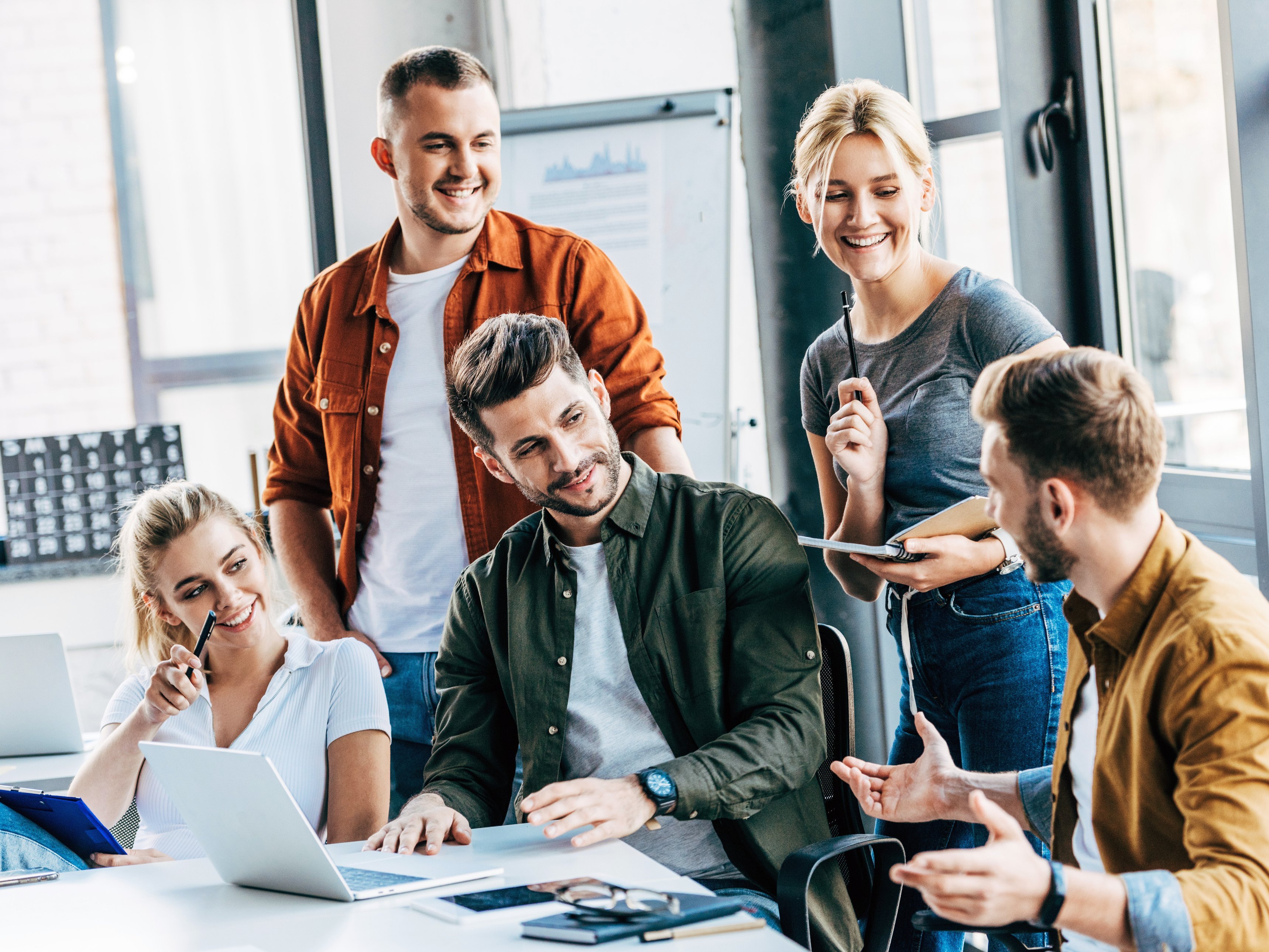 Eine gemischte Gruppe von jungen Leuten, die sich angeregt unterhalten.