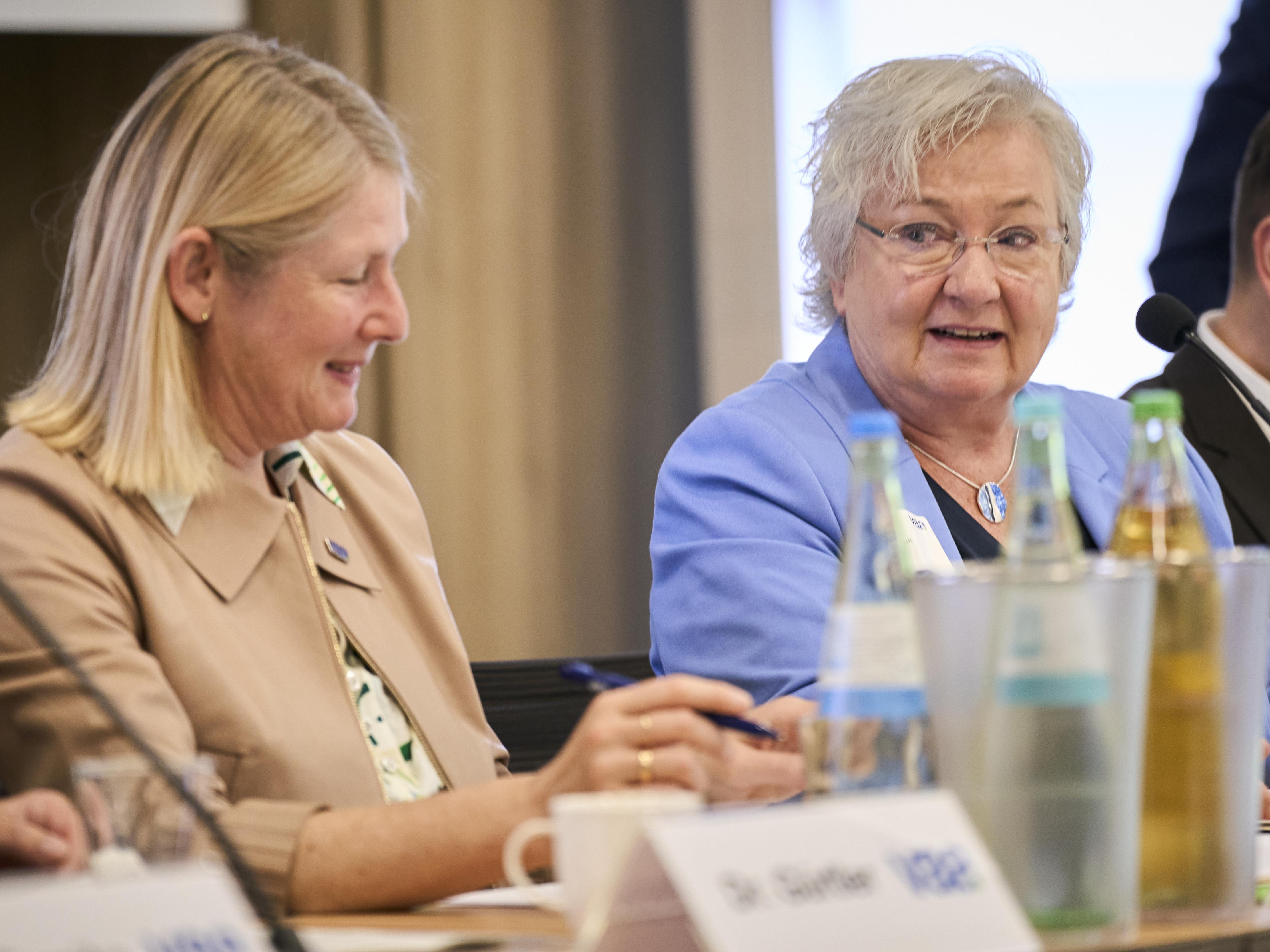 Die 1. Vorsitzende des VAA Dr. Birgit Schwab mit VAA-Vorstandsmitglied Dr. Monika Brink auf dem Podium der VAA-Delegiertentagung 2026 in Köln.