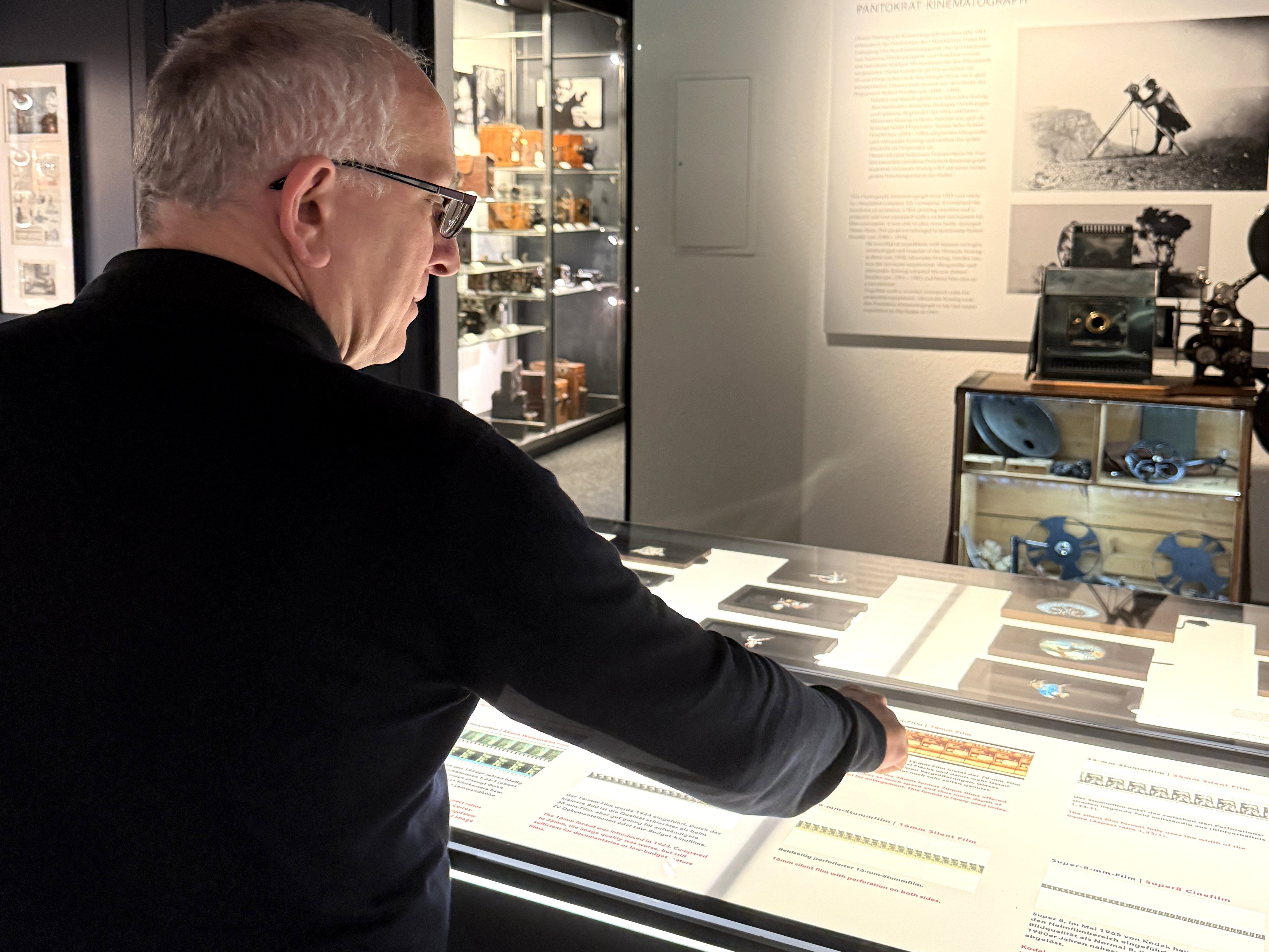Andreas Thein, Leiter der Sammlung im Filmmuseum Düsseldorf, am Schaukasten von Max Skladanowsky, der mit seinem Bruder Emil einen der ersten Projektoren erfand.