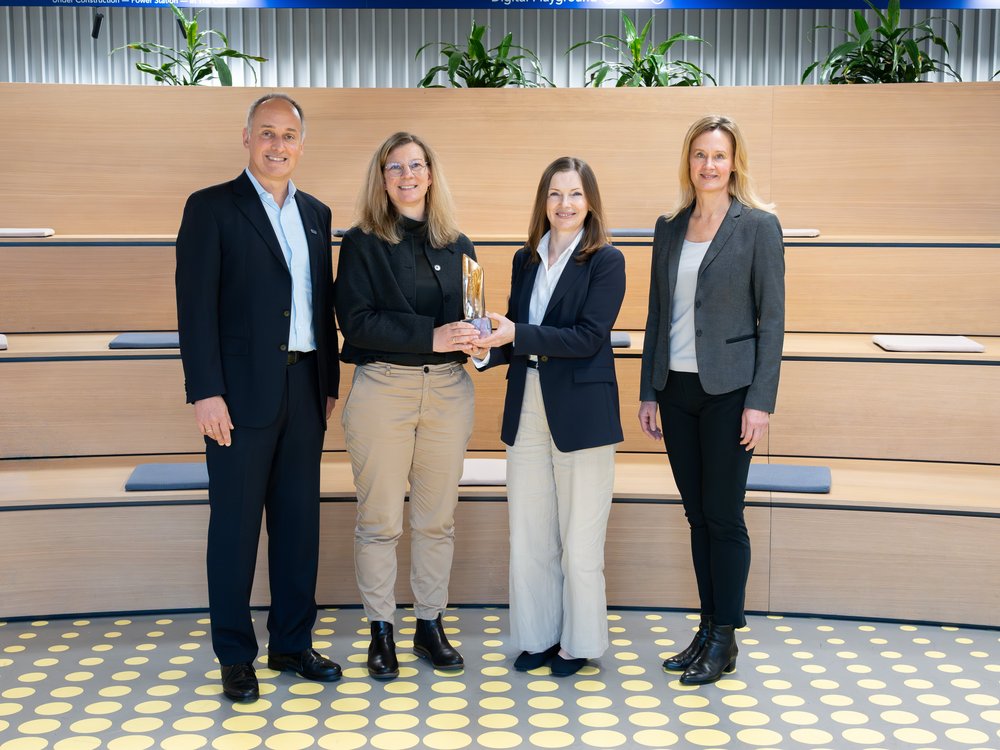 Im Bild von links nach rechts: VAA-Hauptgeschäftsführer Stephan Gilow, Beiersdorf-Personalvorständin Nicola Lafrentz, Beiersdorf-Finanzchefin Astrid Hermann und VAA-Schatzmeisterin Ruth Kessler.