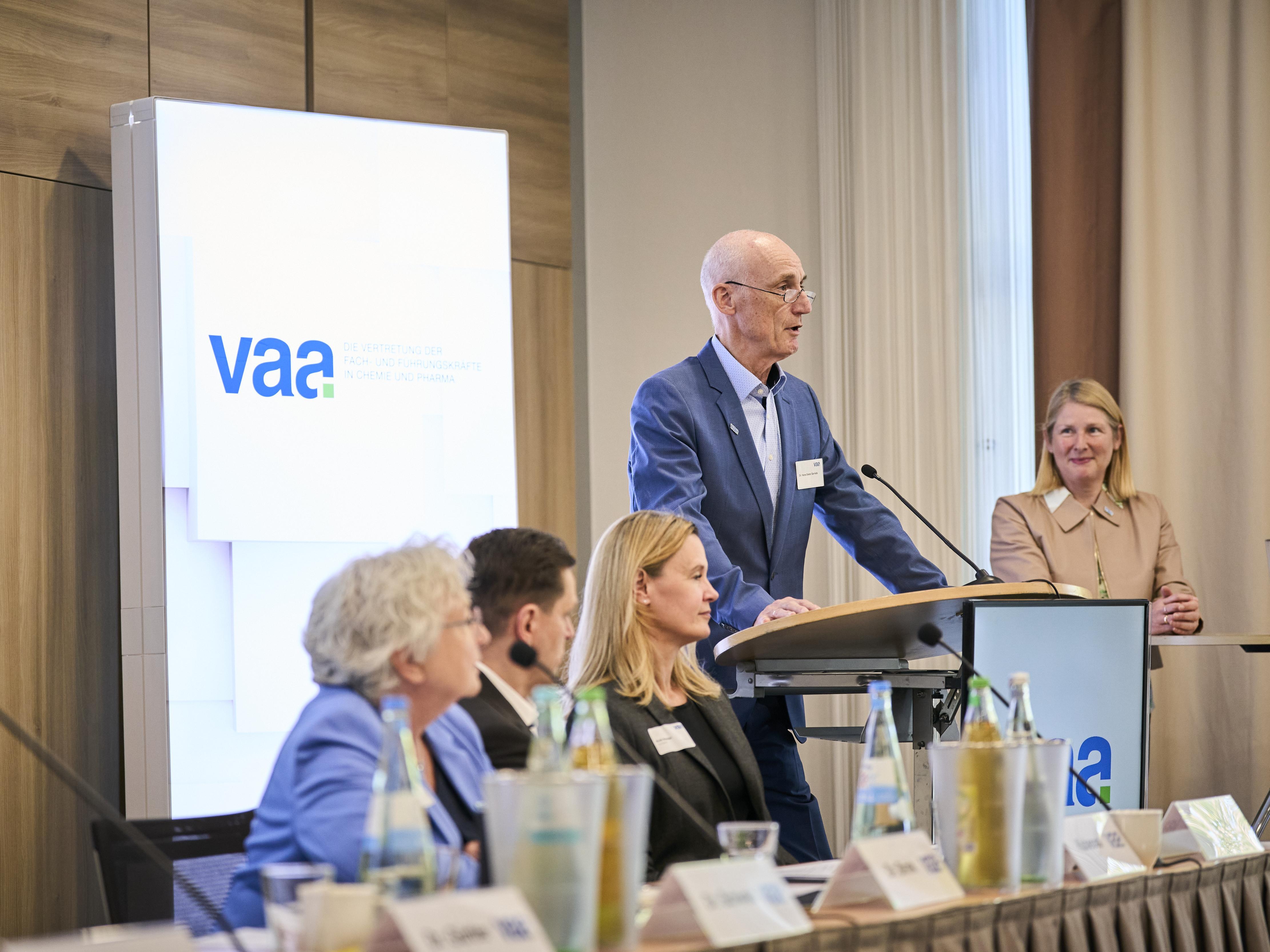 Der langjährige Vorsitzende der VAA-Kommission Einkommen Dr. Hans-Dieter Gerriets erhielt die Goldene Ehrennadel für seine Verdienste im VAA und bedankte sich persönlich.