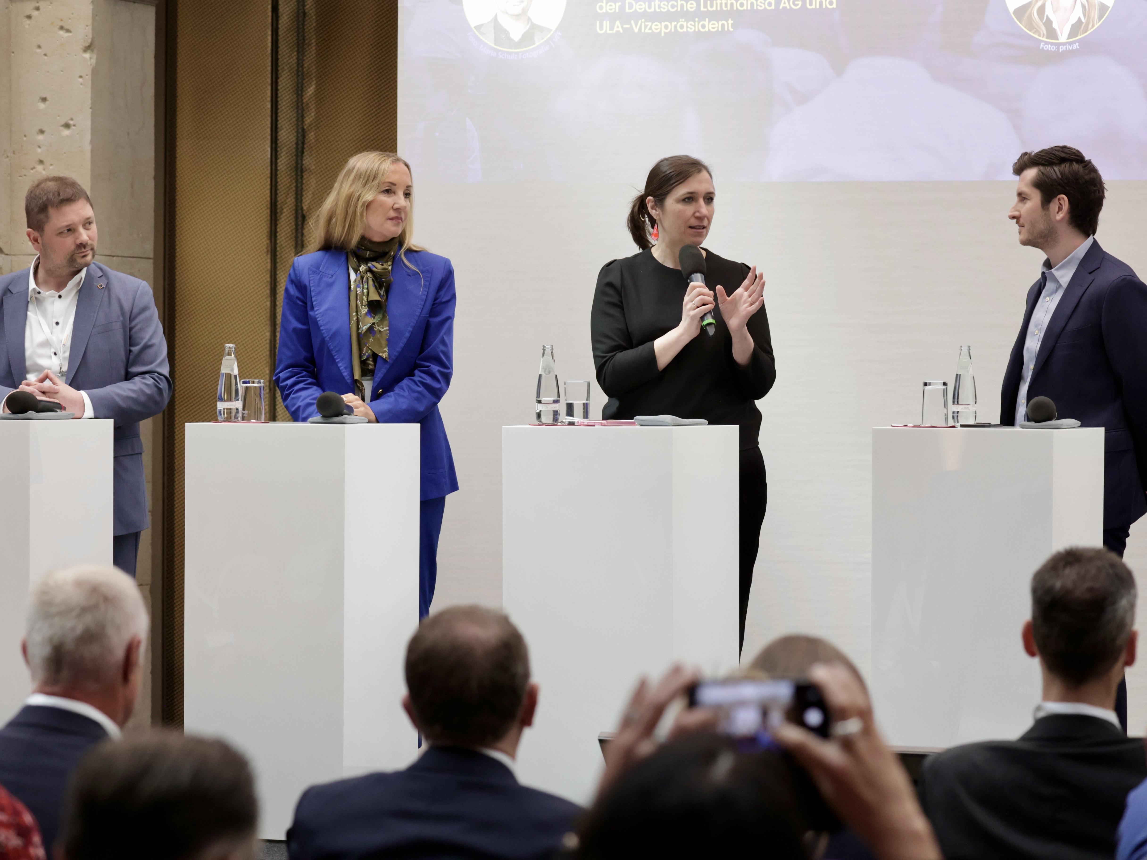 Paneldiskussion „Leadership 2030 – wie Führungskräfte sich heute für die Zukunft aufstellen“ mit ULA-Vizepräsident Dr. Benjamin Koch, Dr. Anke Henrici (Mitglied des Sprecherausschusses der Bayer AG) Katharina Beck (Sprecherin für Finanzpolitik der Bundestagsfraktion von Bündnis 90/Die Grünen) und Jannis Poestges (Capital Top 40u40, Leader for Democracy 2025 und Führungskraft bei Netflix – von links nach rechts).