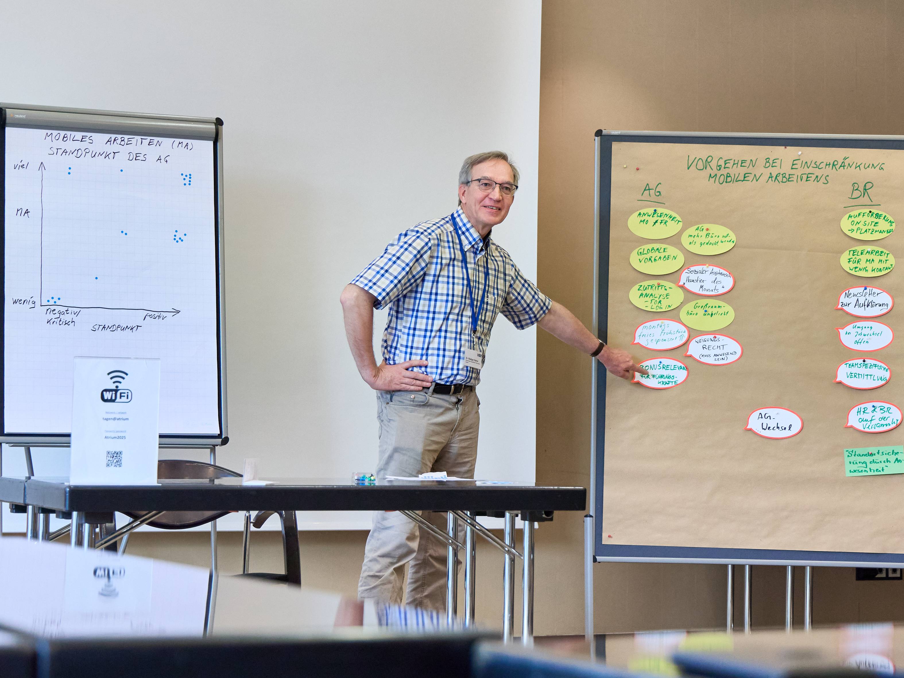 Dr. Rüdiger Narbe zeigt etwas an einem Board.