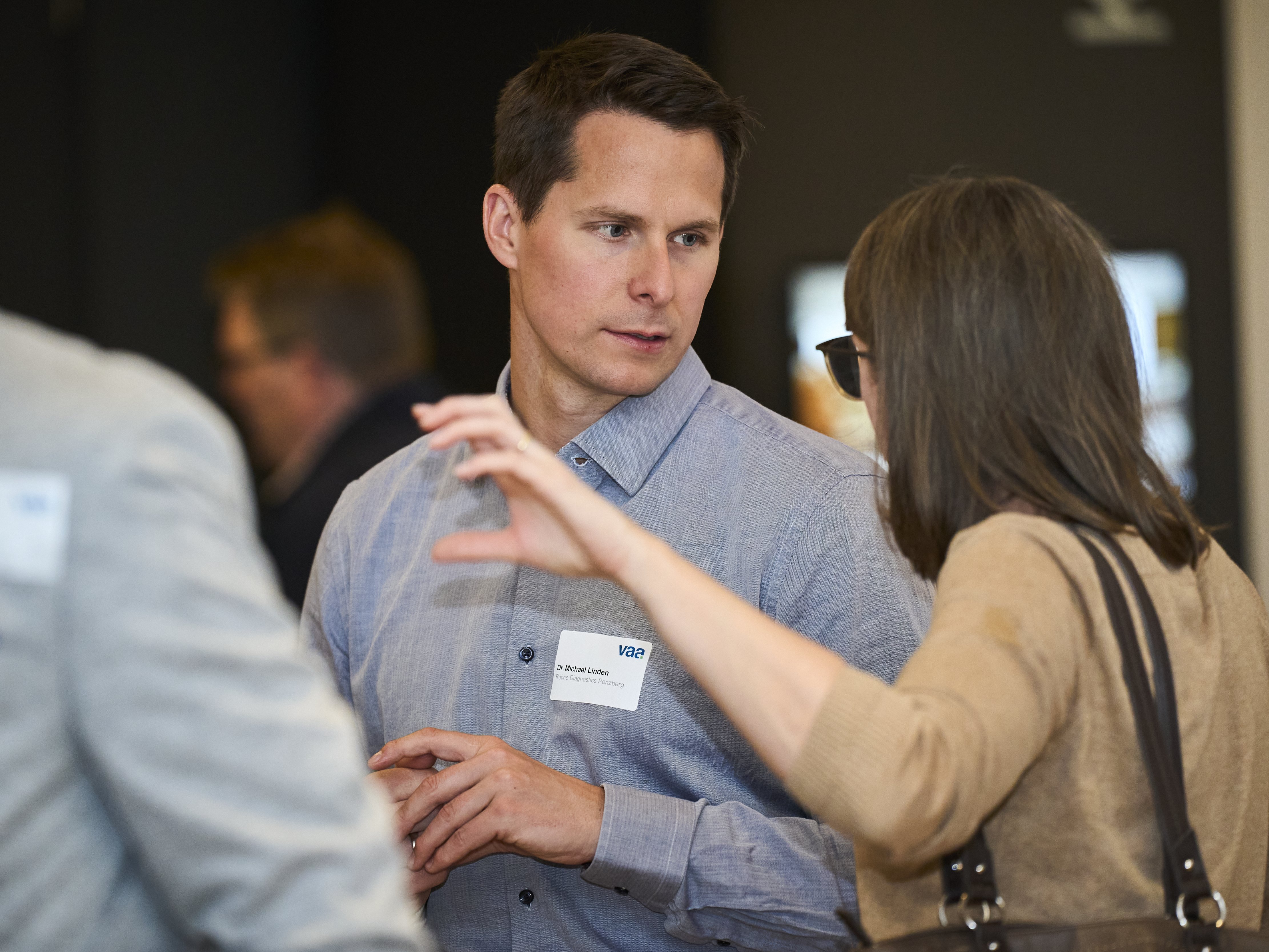 Dr. Michael Linden (von vorne zu sehen) und VAA-Juristin Pauline Rust (von hinten zu sehen) im Gespräch.