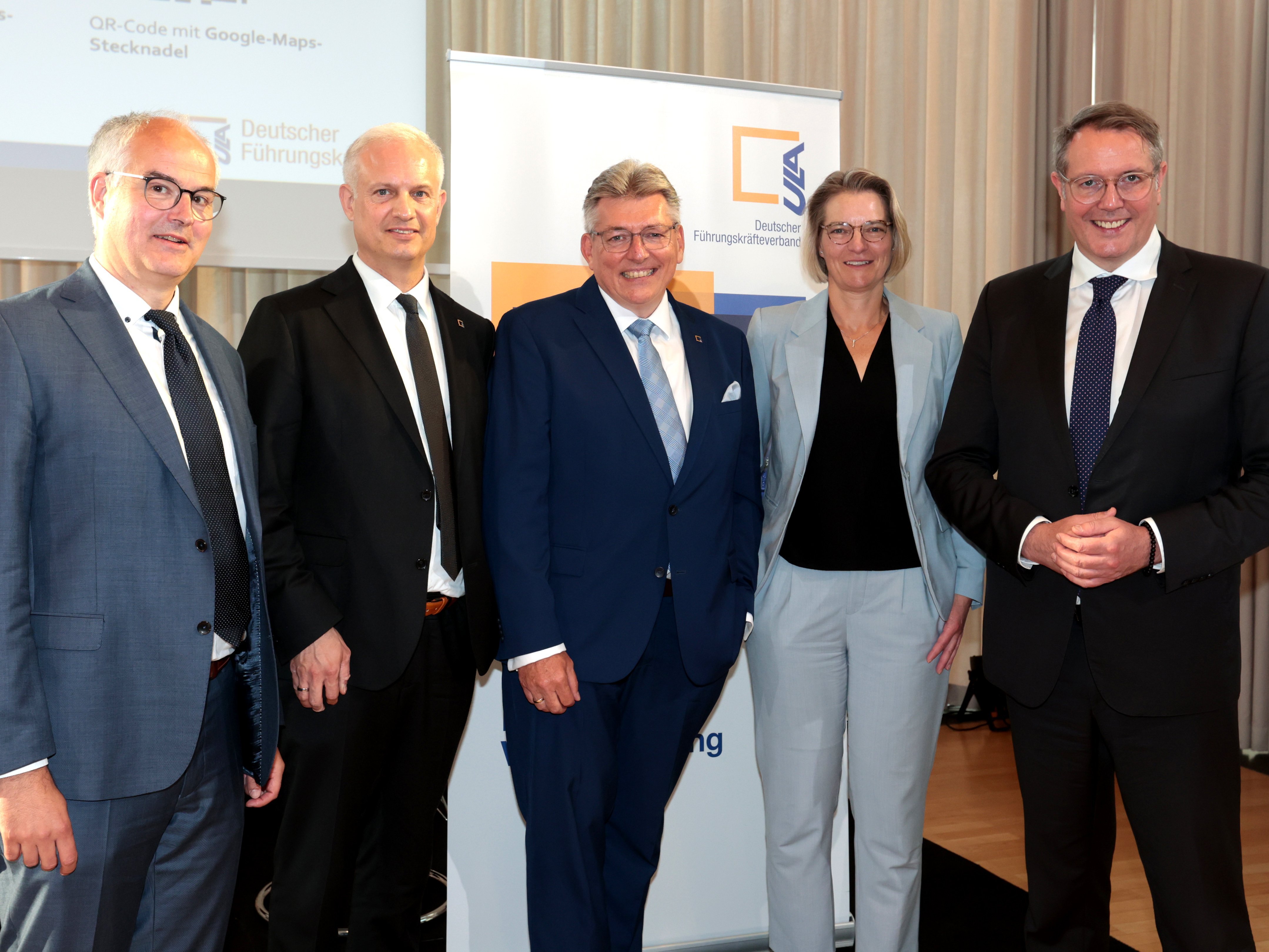 Gruppenfoto: von links nach rechts: ULA-Vizepräsident Dr. Christoph Gürtler, ULA-Hauptgeschäftsführer Michael Schweizer und ULA-Präsident Roland Angst mit Dr. Katja Scharpwinkel (Vorständin und Arbeitsdirektorin der BASF SE sowie Präsidentin des BAVC) und Alexander Schweitzer MdL, Ministerpräsident des Landes Rheinland-Pfalz.