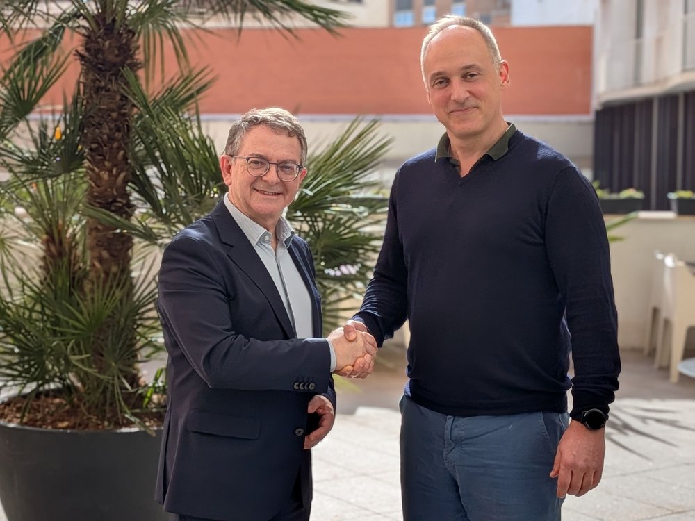 VAA-Vorstandsmitglied Dr. Roland Fornika (links) ist neuer Präsident des Dachverbands der Chemie-Führungskräfte in Europa FECCIA. Es gratuliert VAA-Hauptgeschäftsführer Stephan Gilow.