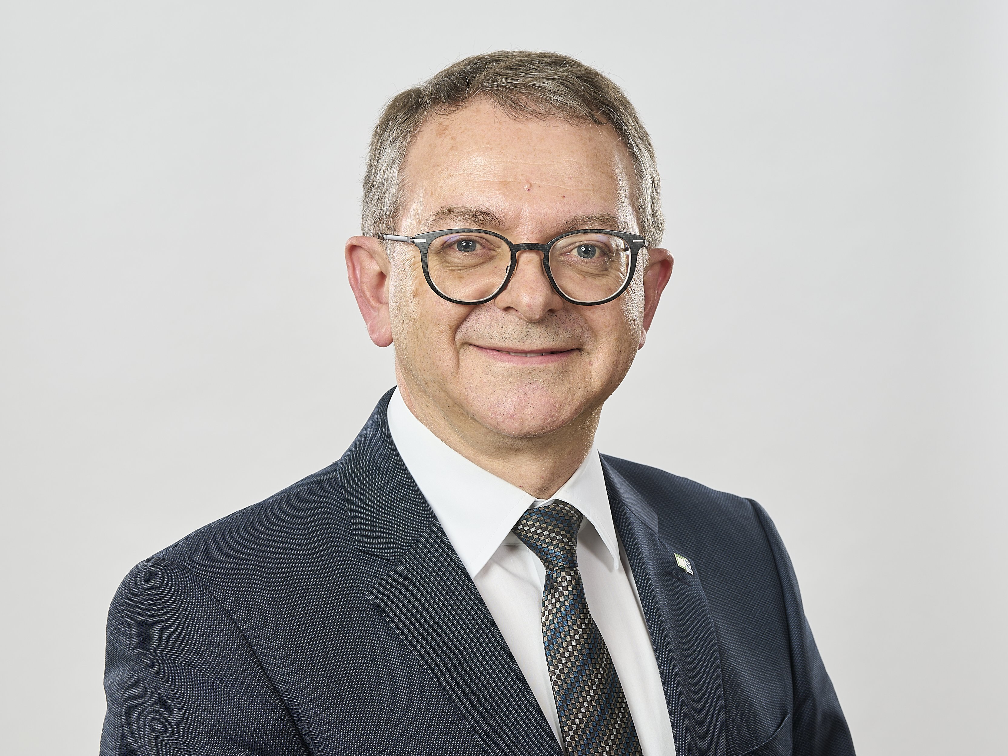Dr. Roland Fornika ist seit 2021 Vorstandsmitglied des VAA. Der Chemiker ist als Head of Technology Management – Operational Efficiency bei der Röhm GmbH tätig und Vorsitzender des Sprecherausschusses für die Standorte Darmstadt, Hanau und Wesseling sowie Vorsitzender des Gesamtsprecherausschusses der Röhm GmbH. Außerdem hat Fornika den Sitz der leitenden Angestellten im Röhm-Aufsichtsrat inne.