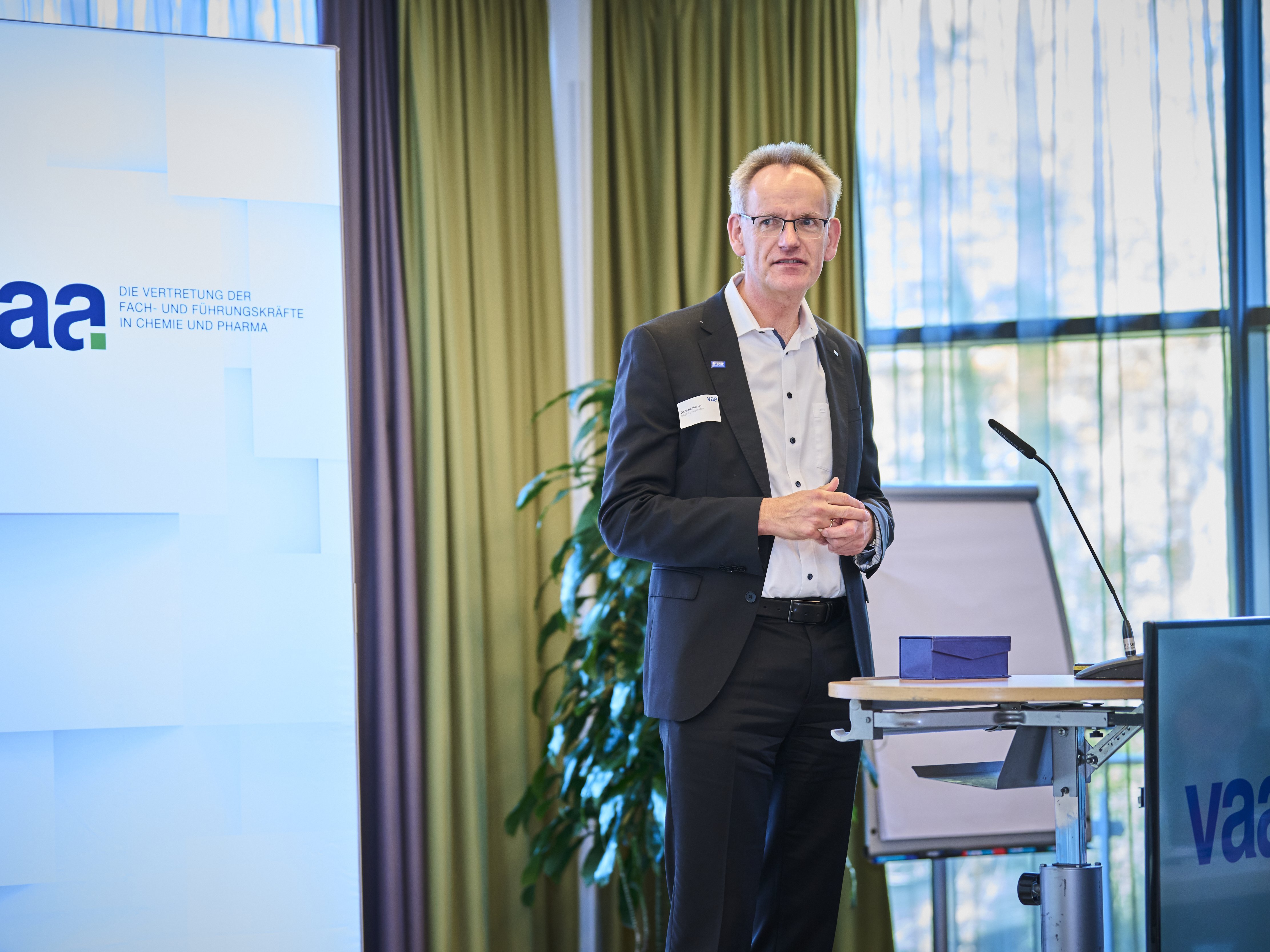 Der Vorsitzende der VAA-Kommission Betriebliche Altersversorgung Dr. Marc Heider ist auf der Konferenz mit dem Ehrenamtspreis des VAA ausgezeichnet worden.