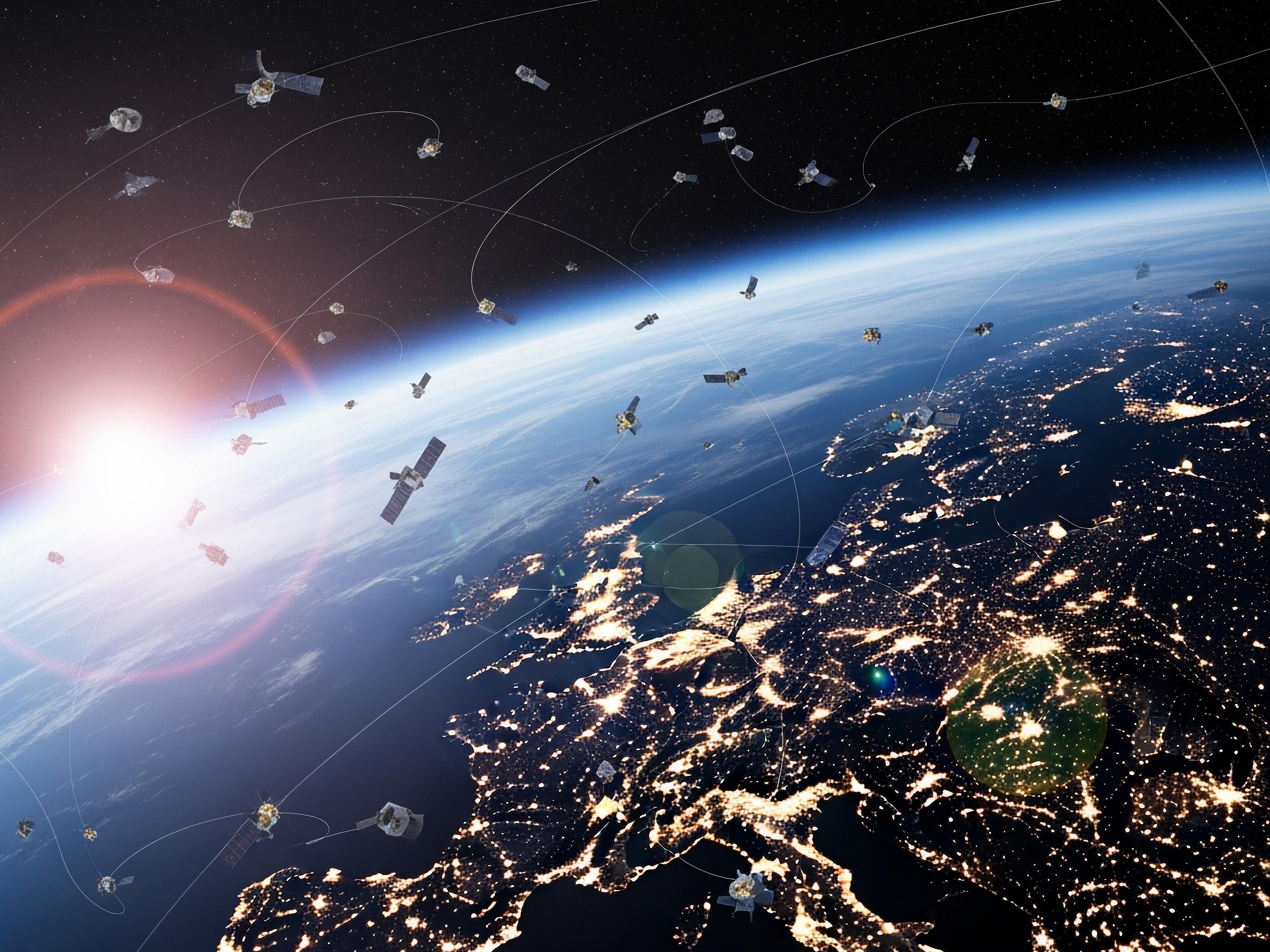 Zahlreiche Satelliten sind über den Umrissen eines nächtlich beleuchteten Europas zu sehen.