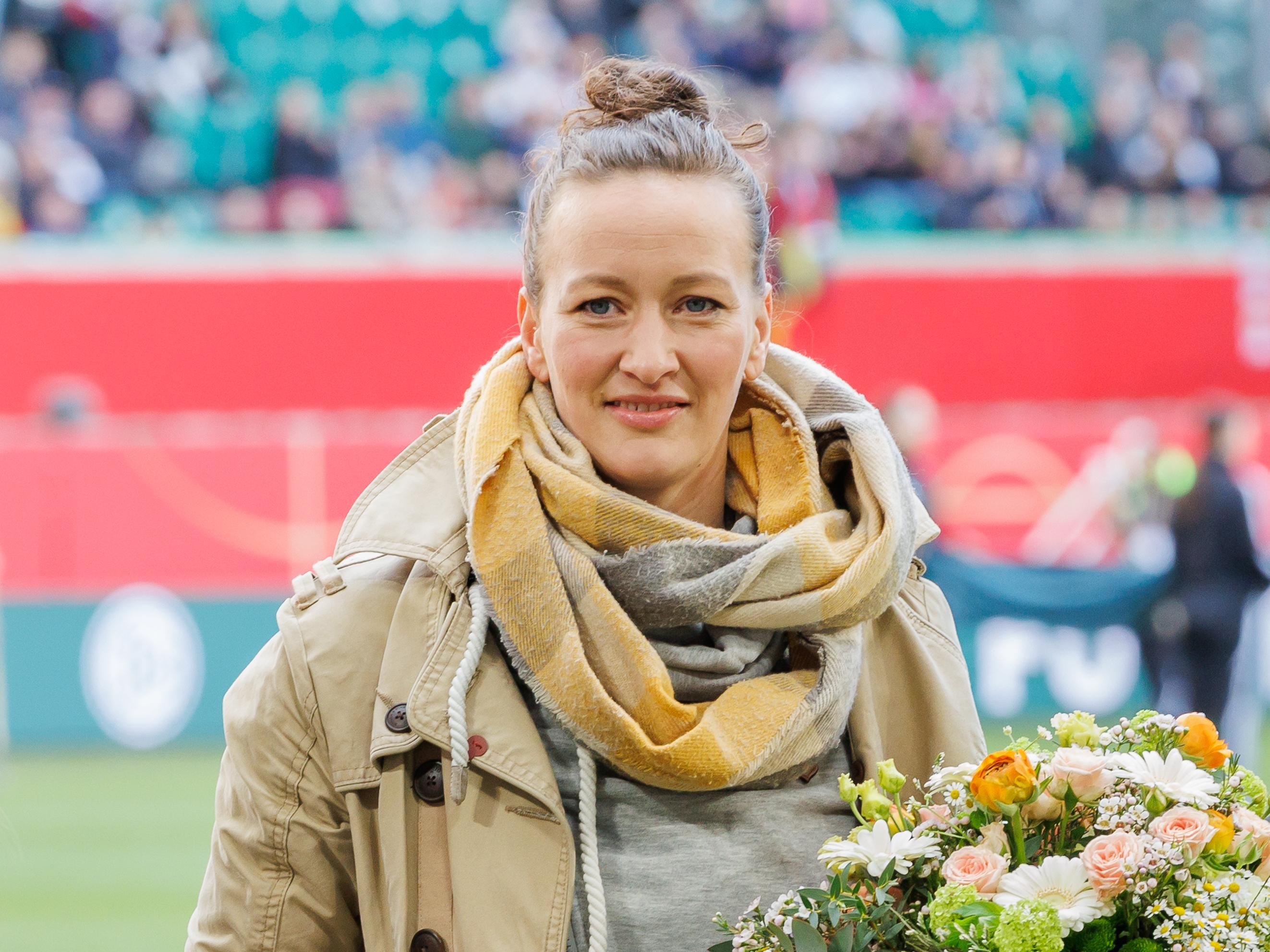 Almuth Schult war zehn Jahre lang Torhüterin der Fußball-Nationalmannschaft der Frauen. Heute ist die Welttorhüterin von 2014 und Olympiasiegerin von 2016 unter anderem als TV-Expertin, Kommentatorin, Podcasterin und Kolumnistin tätig.