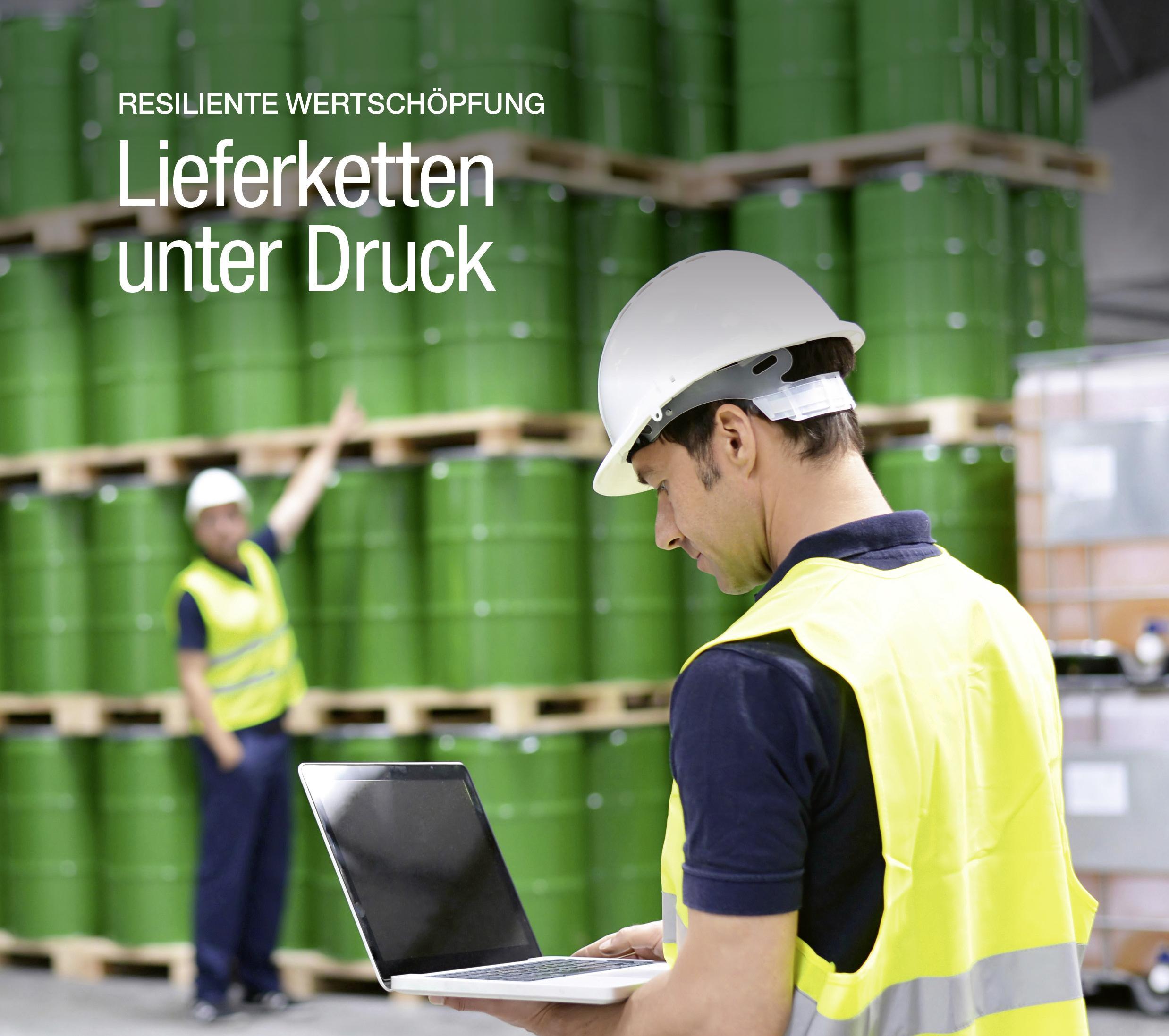 Im oberen Bereich stehen der Magazintitel, ein QR-Code sowie die Themenhinweise „Mitbestimmung: Tagung der Aufsichtsräte“, „Wirtschaftspolitik: Außenhandel mit China“ und „Recht: Interview zum Zeugnisrecht“. Das Titelmotiv zeigt eine Lager- oder Logistikhalle mit zahlreichen grünen Industriefässern, die auf Paletten gestapelt sind und den Hintergrund dominieren. Im Vordergrund steht eine Person mit weißem Schutzhelm und gelber Warnweste, die auf einem aufgeklappten Laptop arbeitet. Im Hintergrund ist eine weitere Person in Warnkleidung zu sehen, die auf die gelagerten Fässer weist. Die Aufnahme vermittelt den Eindruck einer Bestandskontrolle oder Steuerung logistischer Abläufe in einem industriellen Umfeld. Auf dem Bild steht die Schlagzeile „Resiliente Wertschöpfung: Lieferketten unter Druck“.
