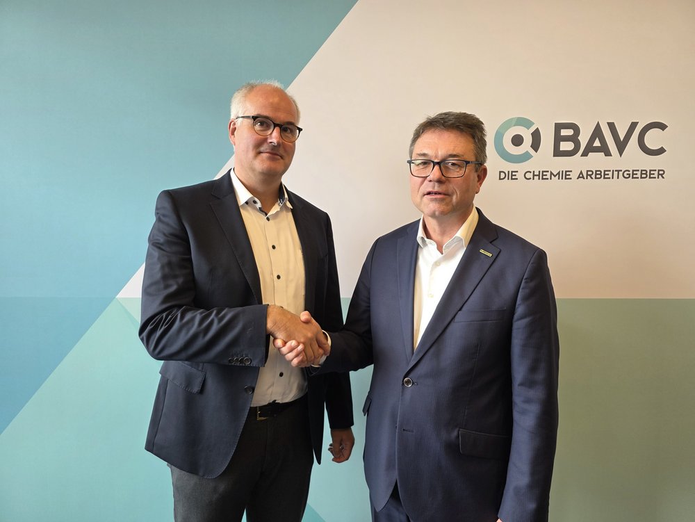 Tarifverhandlungen zwischen VAA und BAVC 2025: Verhandlungsführer waren der 2. Vorsitzende des VAA Dr. Christoph Gürtler von der Covestro Deutschland AG und das HessenChemie-Vorstandsmitglied Matthias Bürk von der Merck KGaA (von links nach rechts).