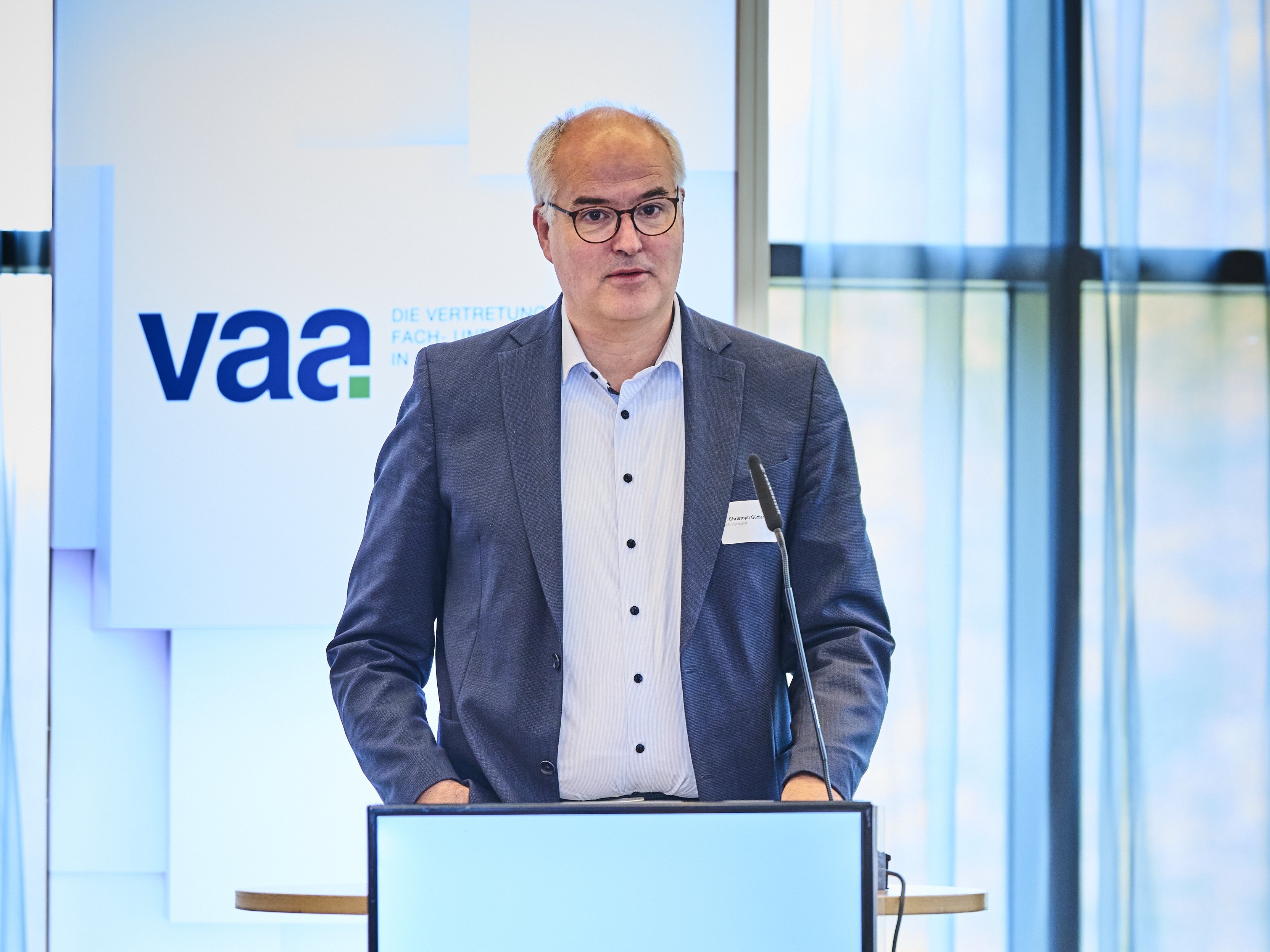 Christoph Gürtler, 2. Vorsitzender des VAA, hält eine kurze Einführung ins Thema des Vortrags von Denis Hicks zur Zukunft der Chemie in Europa.