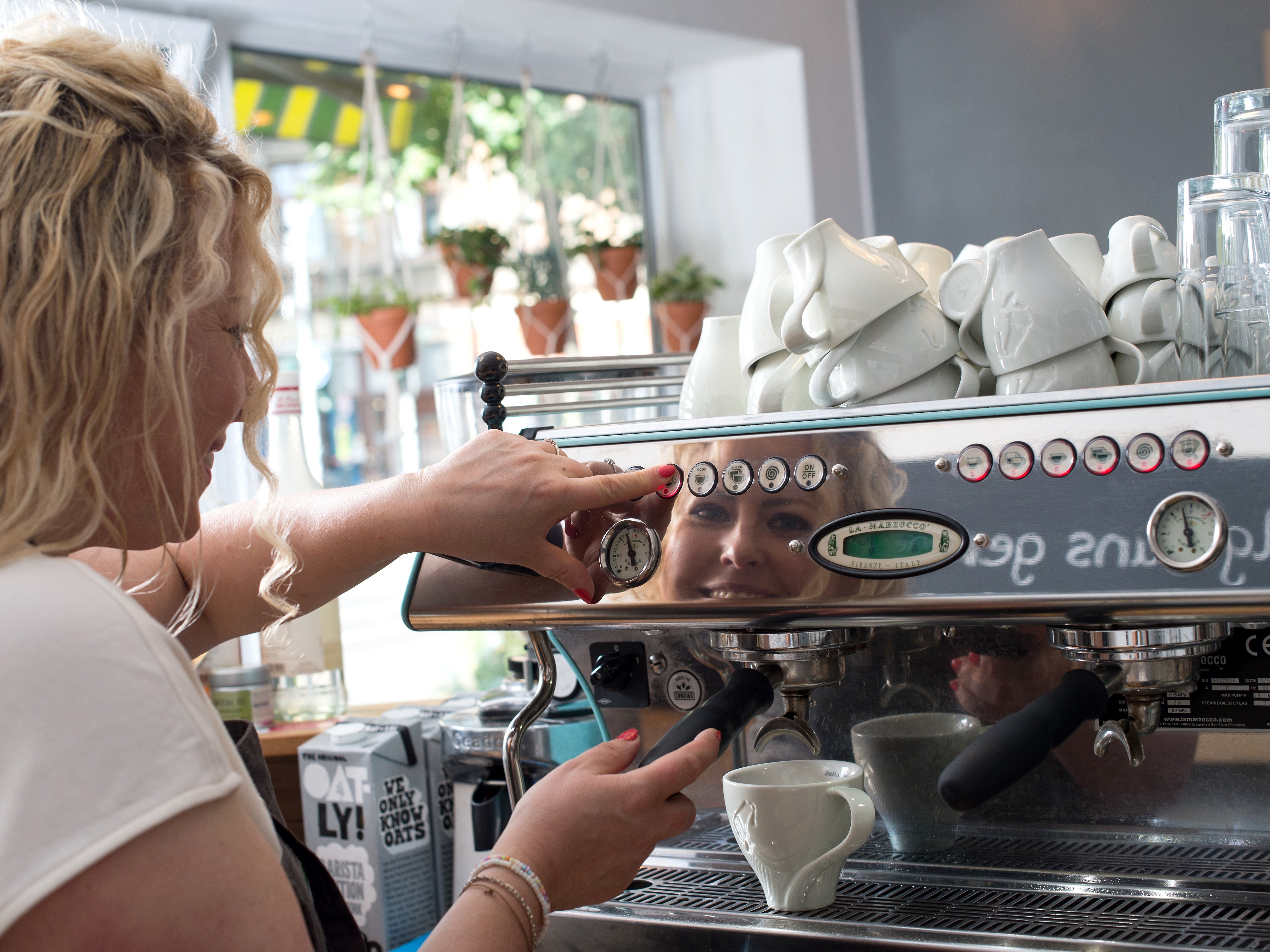 Dr. Petra Stegmaier hinter dem Tresen ihres Cafés Don Melone beim Kaffeemachen.