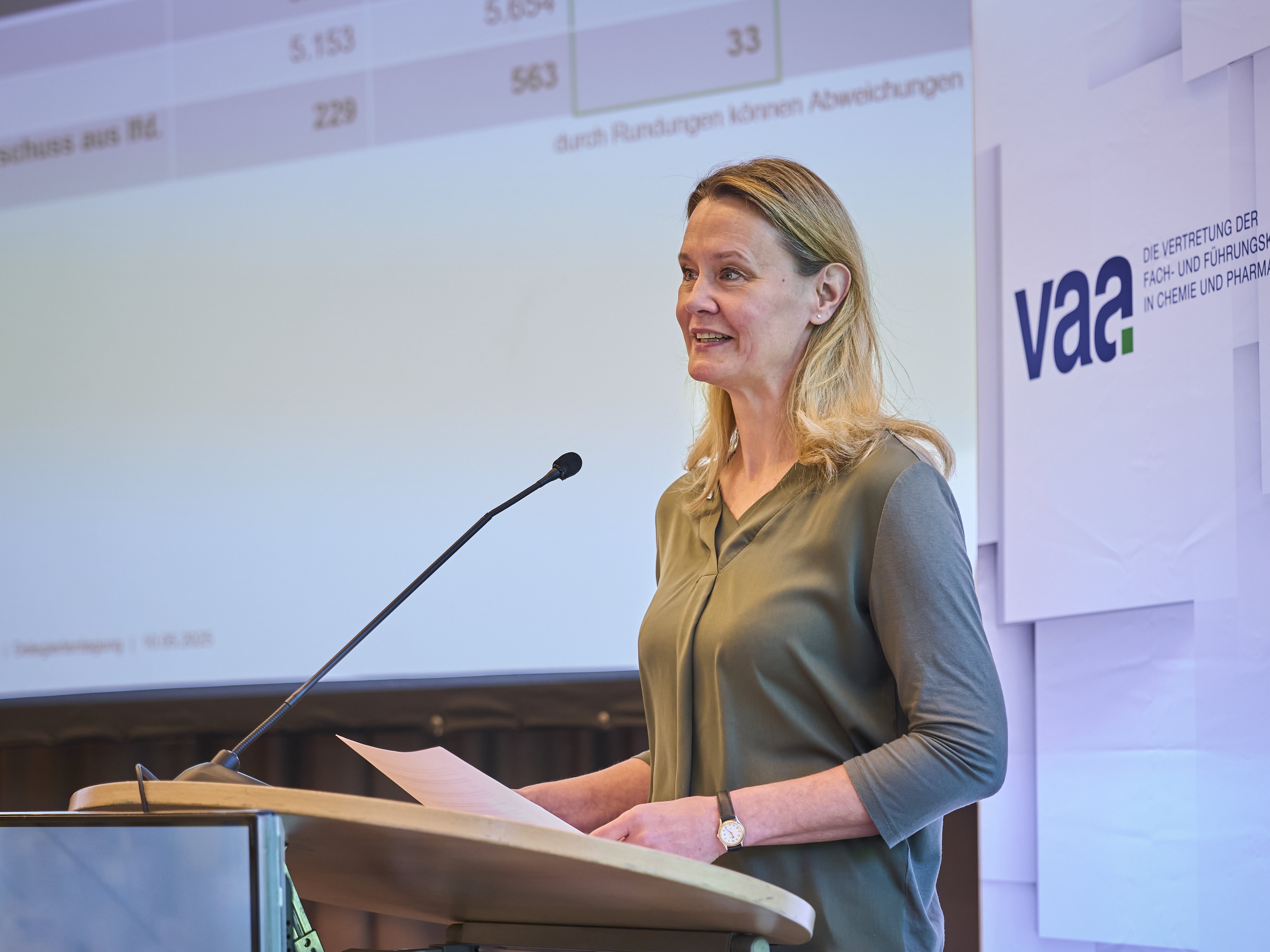Ruth Kessler von der Seite am Rednerpult.