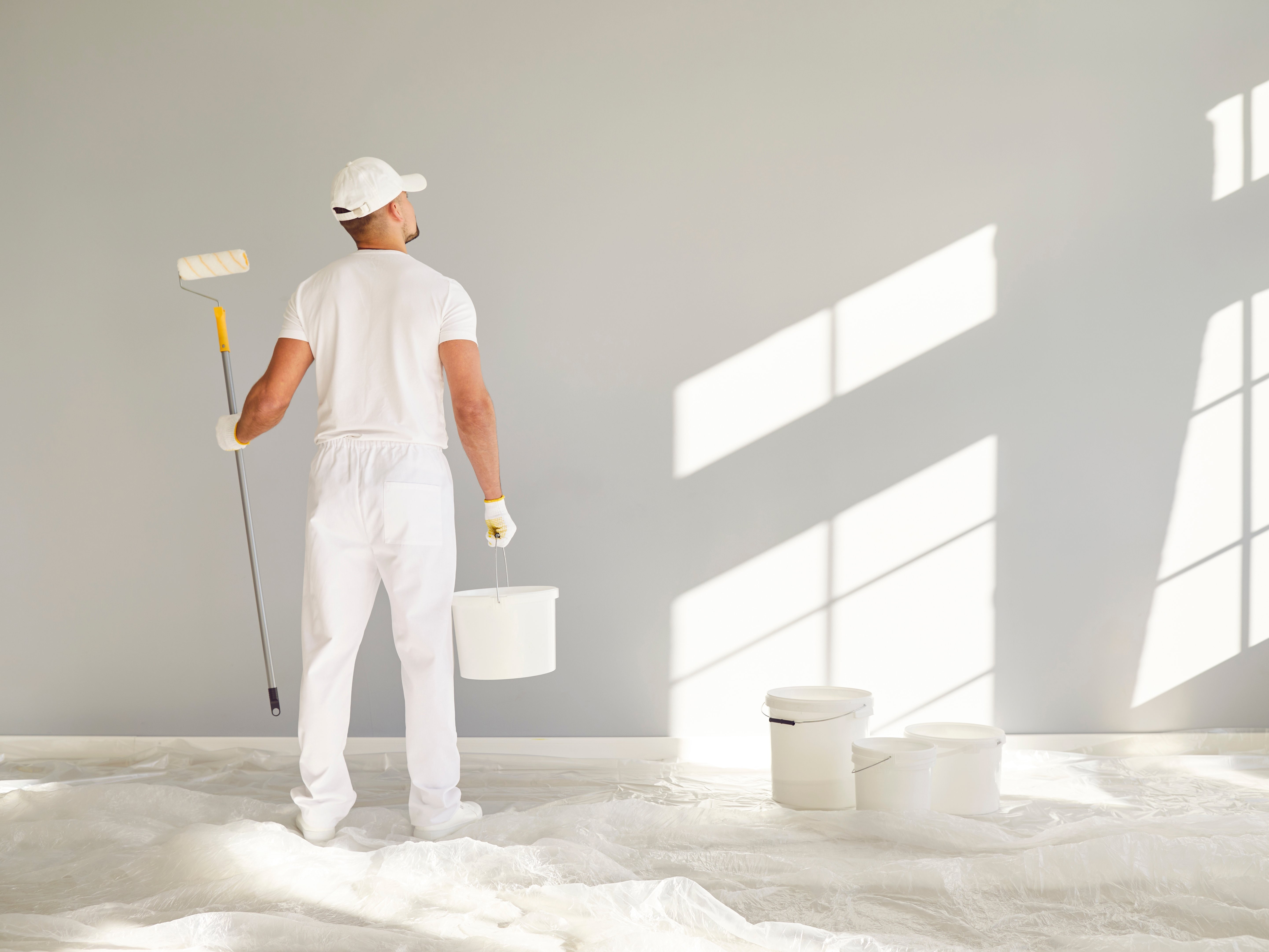 Die Traditionsmarke Alpina bietet unter anderem die Pantone-Farbe des Jahres „Cloud Dancer“ als Wandfarbe an.