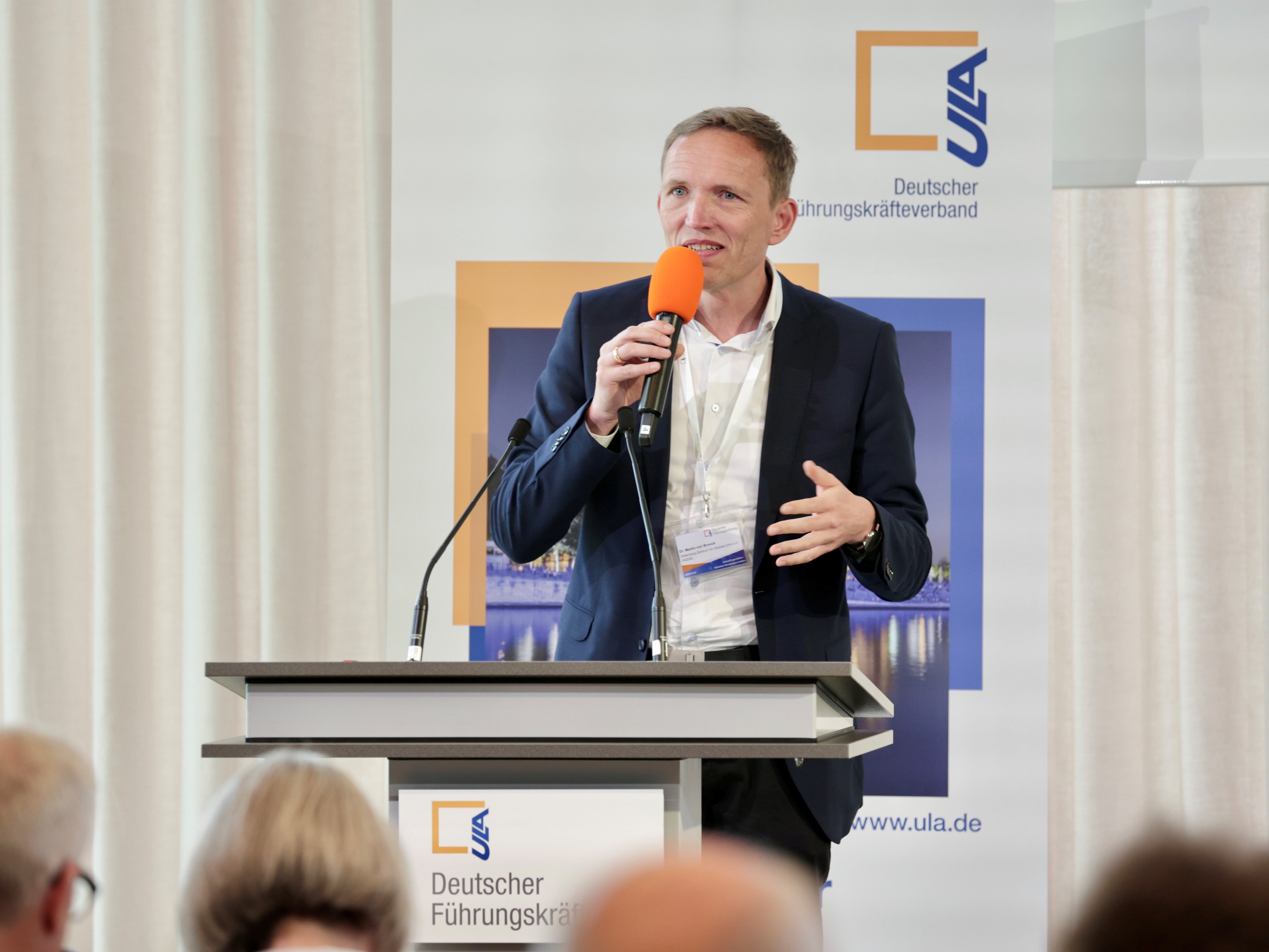 Dr. Martin von Broock ist Vorsitzender des Vorstands am Wittenberg-Zentrum für Globale Ethik (WZGE). Hier ist er auf dem Deutschen Führungskräftetag 2025 in Berlin zu sehen.