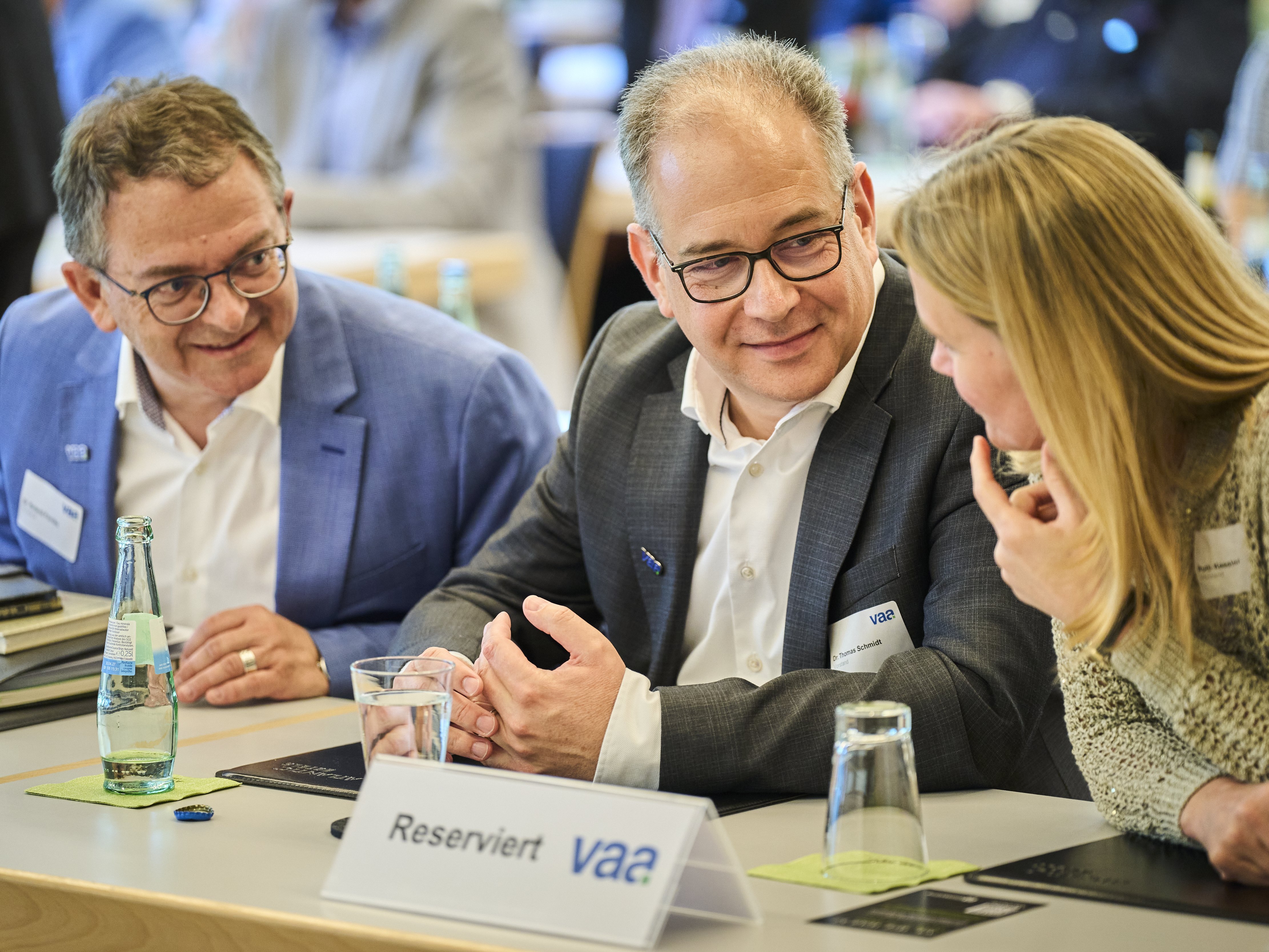 Dr. Roland Fornika, Dr. Thomas Schmidt und Ruth Kessler beim Gespräch im Plenum.