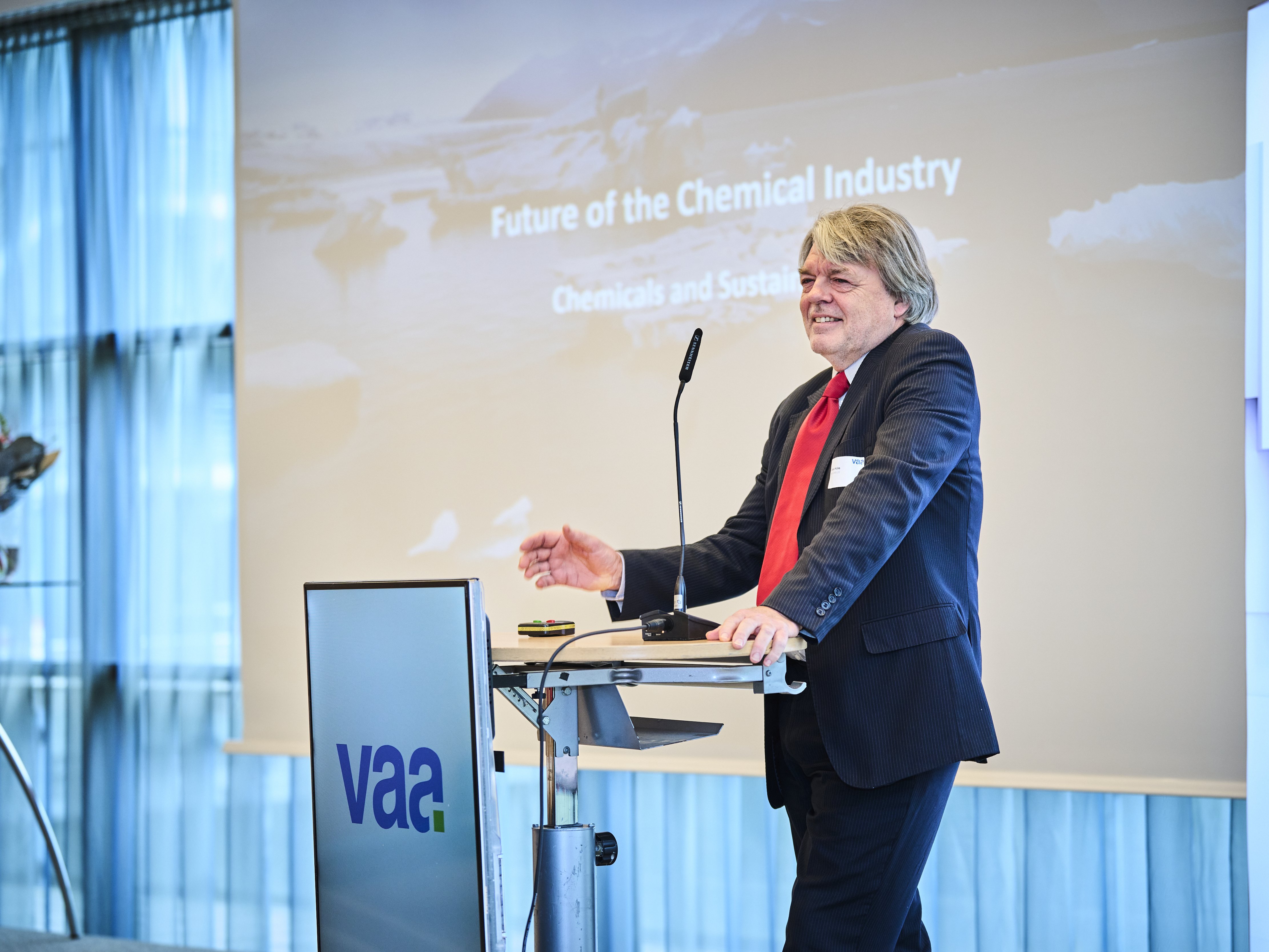 Denis Hicks hielt auf der VAA-Jahreskonferenz 2025 einen Vortrag zur Zukunft der Chemie in Europa.