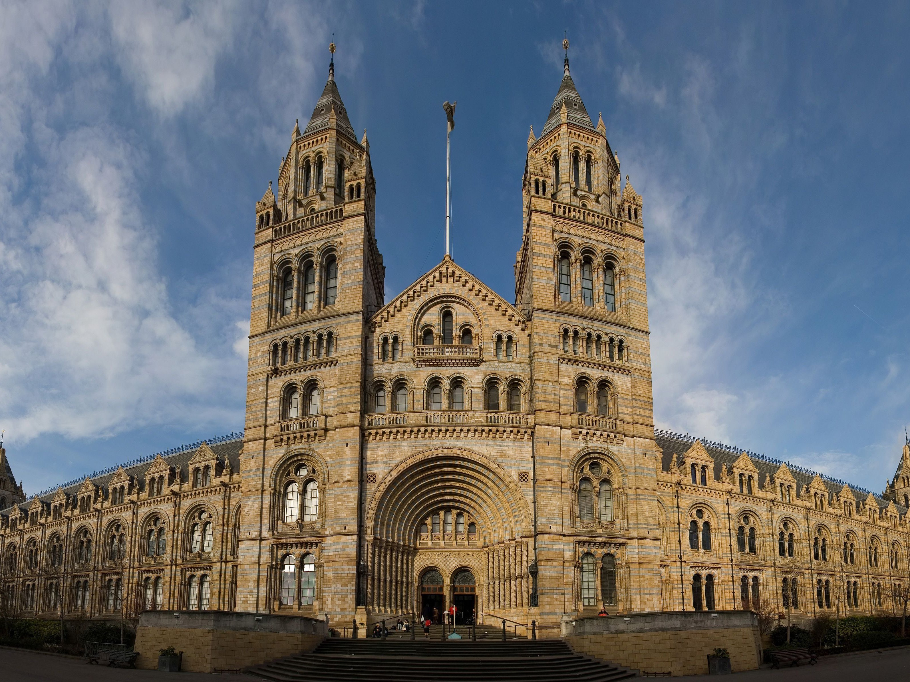 Am Natural History Museum in London ist nicht nur die Fassade ist beeindruckend.