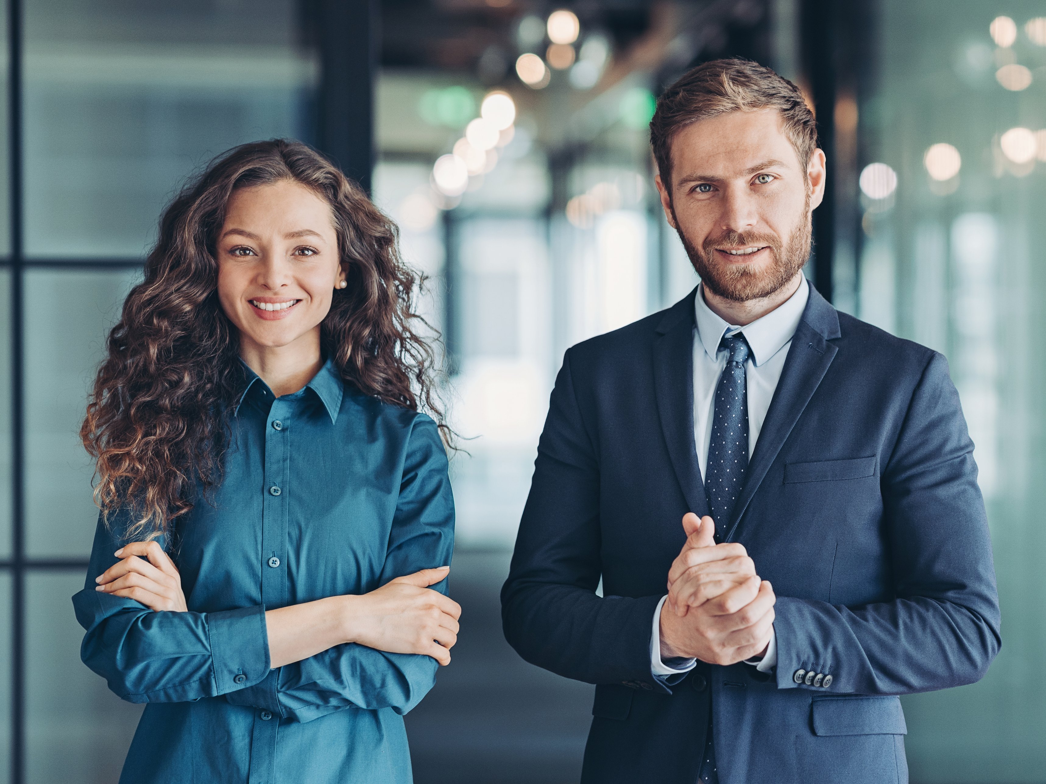 Geschäftsmann und Geschäftsfrau frontal auf dem Flur 