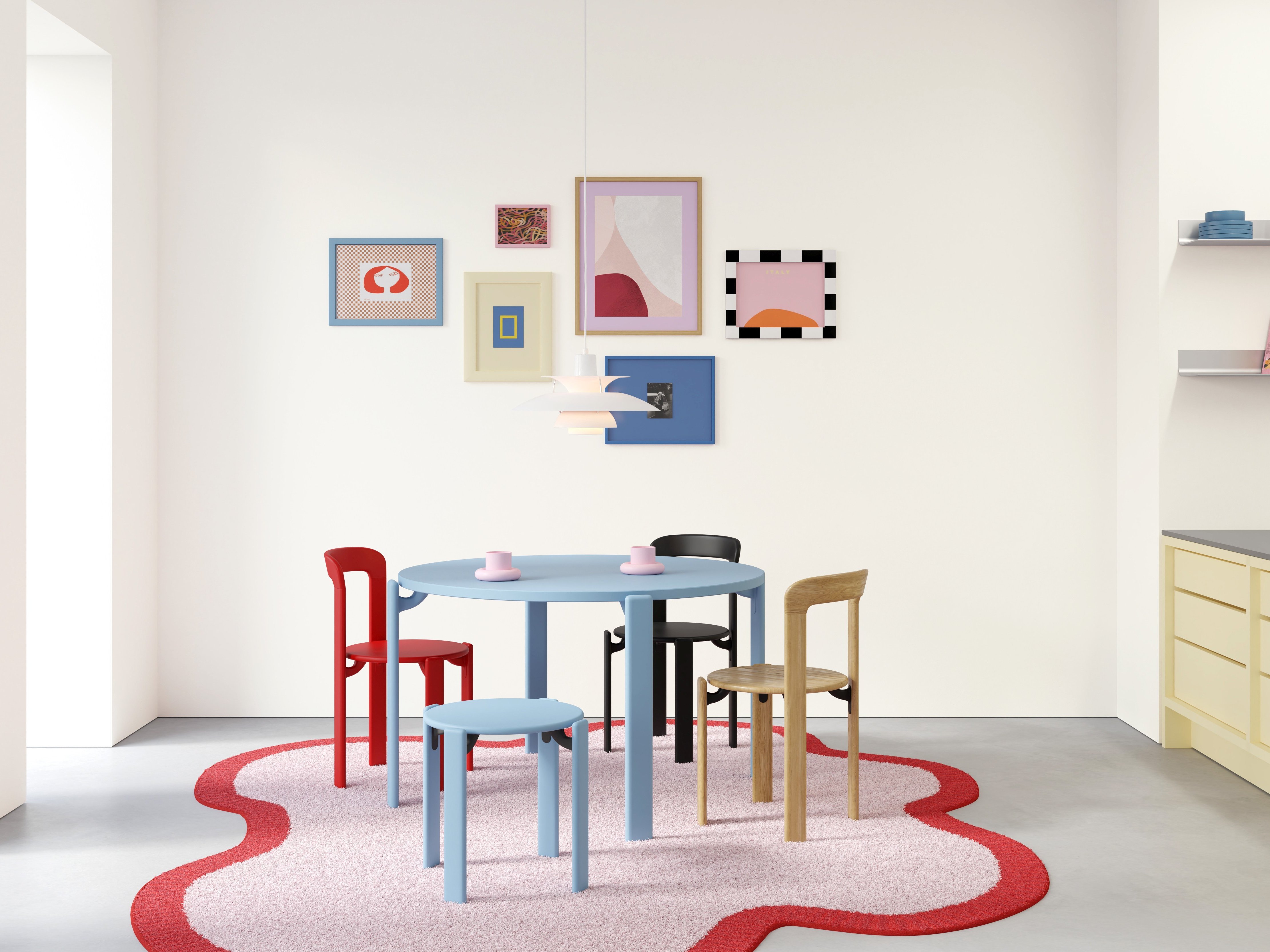 Esszimmer in Pantone-Farben und der Pantone-Farbe des Jahres 2026 „Cloud Dancer“ an der Wand.