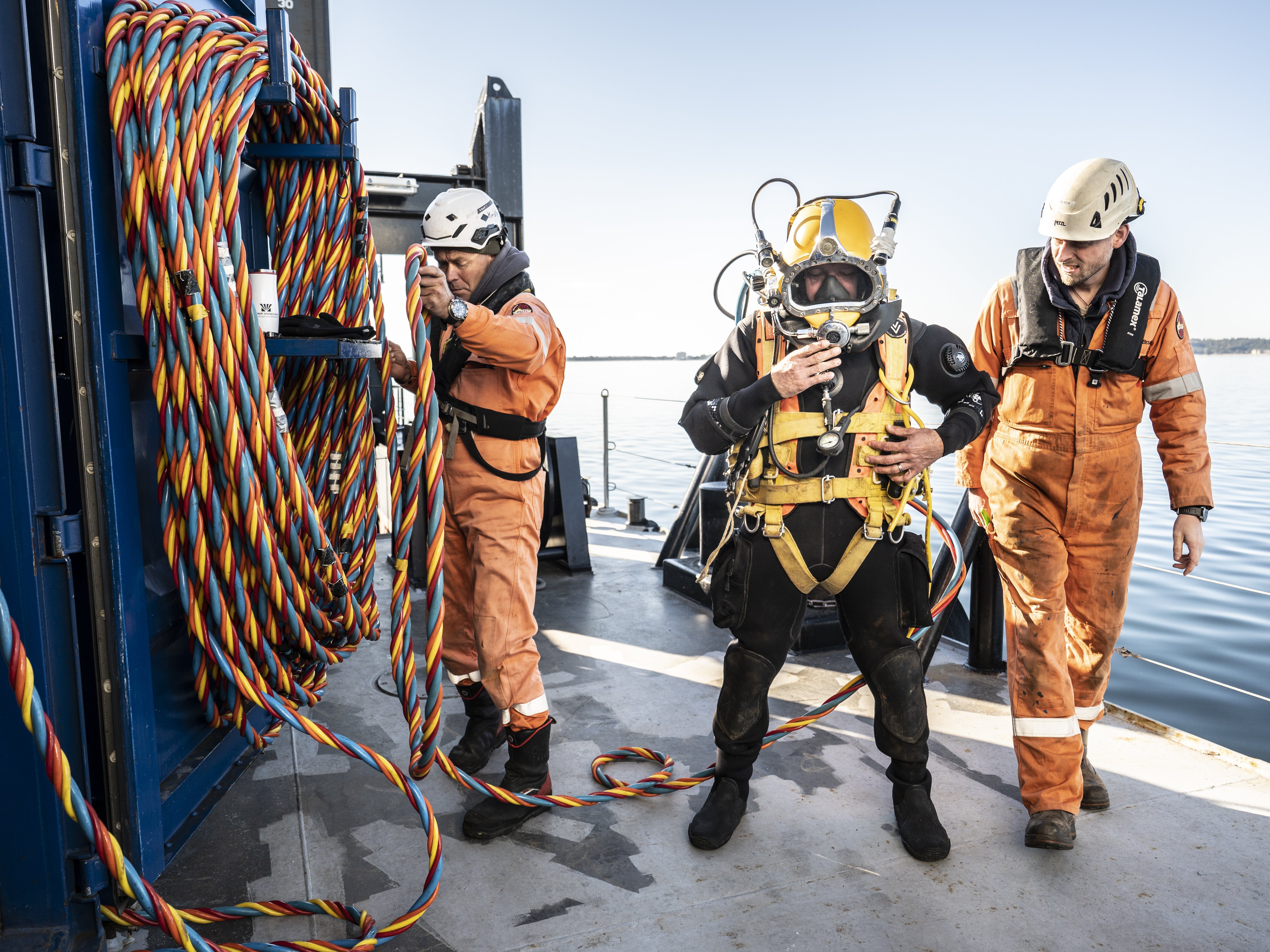 Ein Taucher vor dem Tauchgang zur Munitionsbereinigung in der Ostsee.