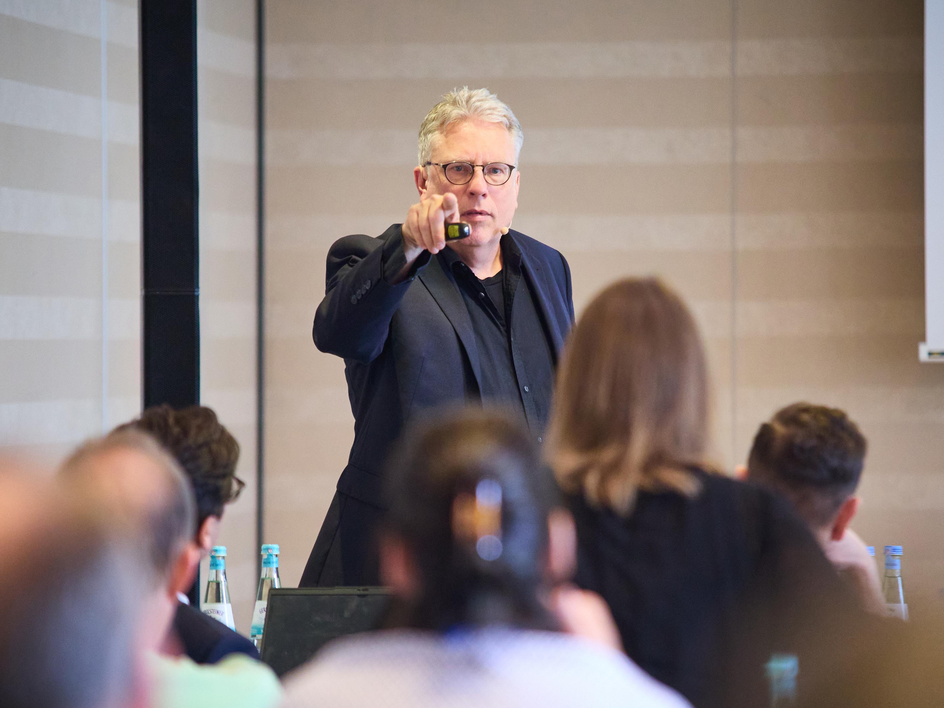 Über die Einschränkung und Beendigung von Homeoffice und Mobile-Working-Modellen hat Nils Kummert referiert.