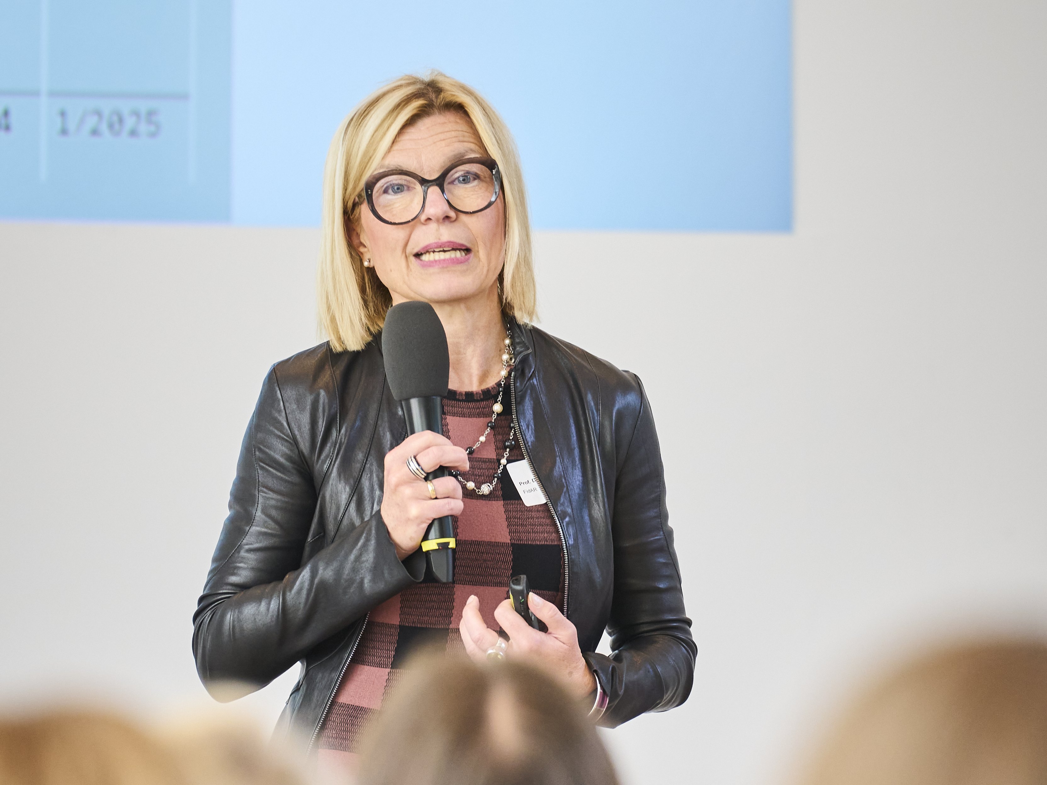 Prof. Anja Seng bei ihrem Vortrag auf der Bühne.