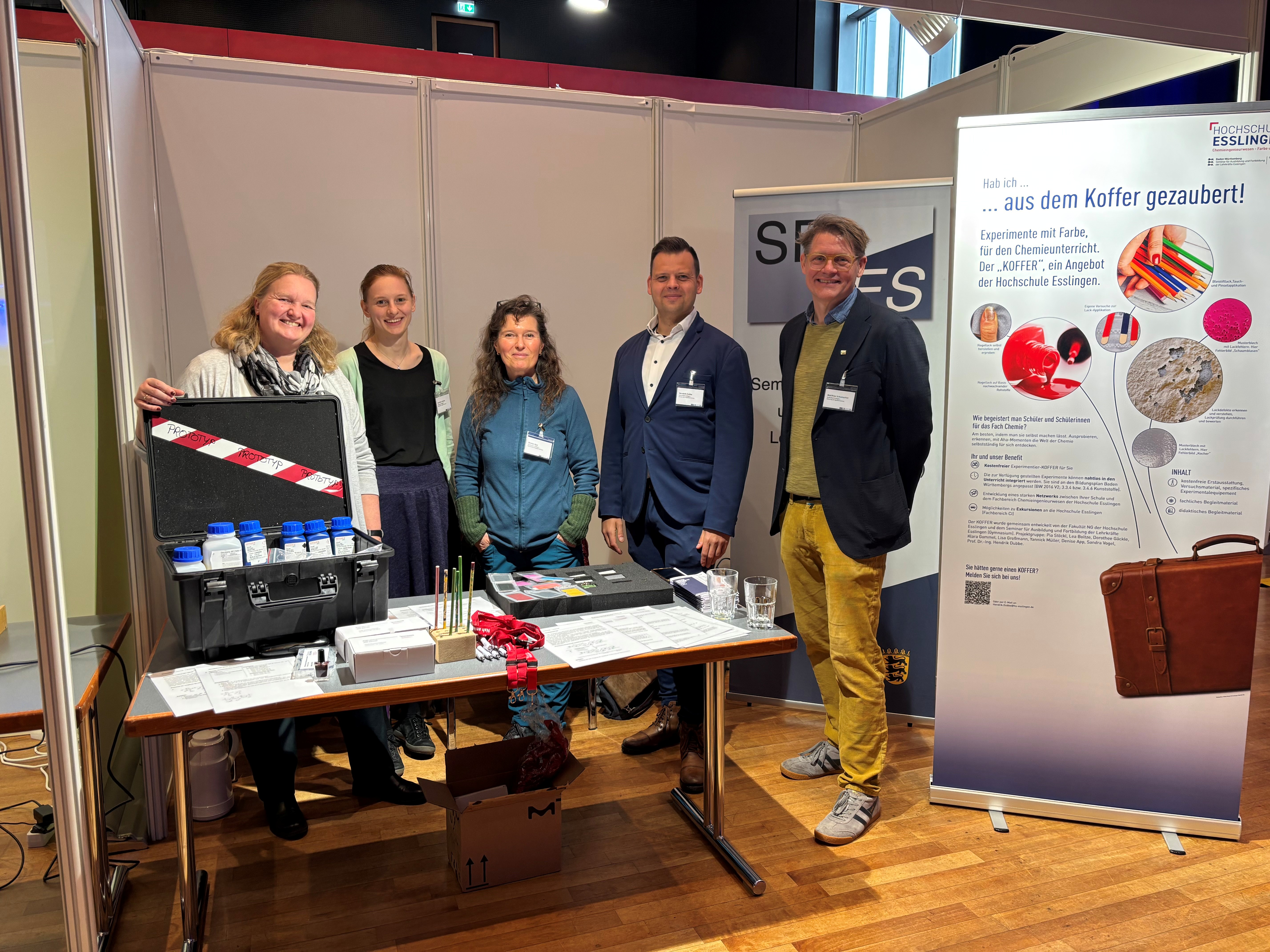 Vorstellung des aktuellen CIB-Koffers sowie einige Projektbeteiligte auf dem Lehrerkongress der Chemischen Industrie am 25. November 2025 in Nürtingen.