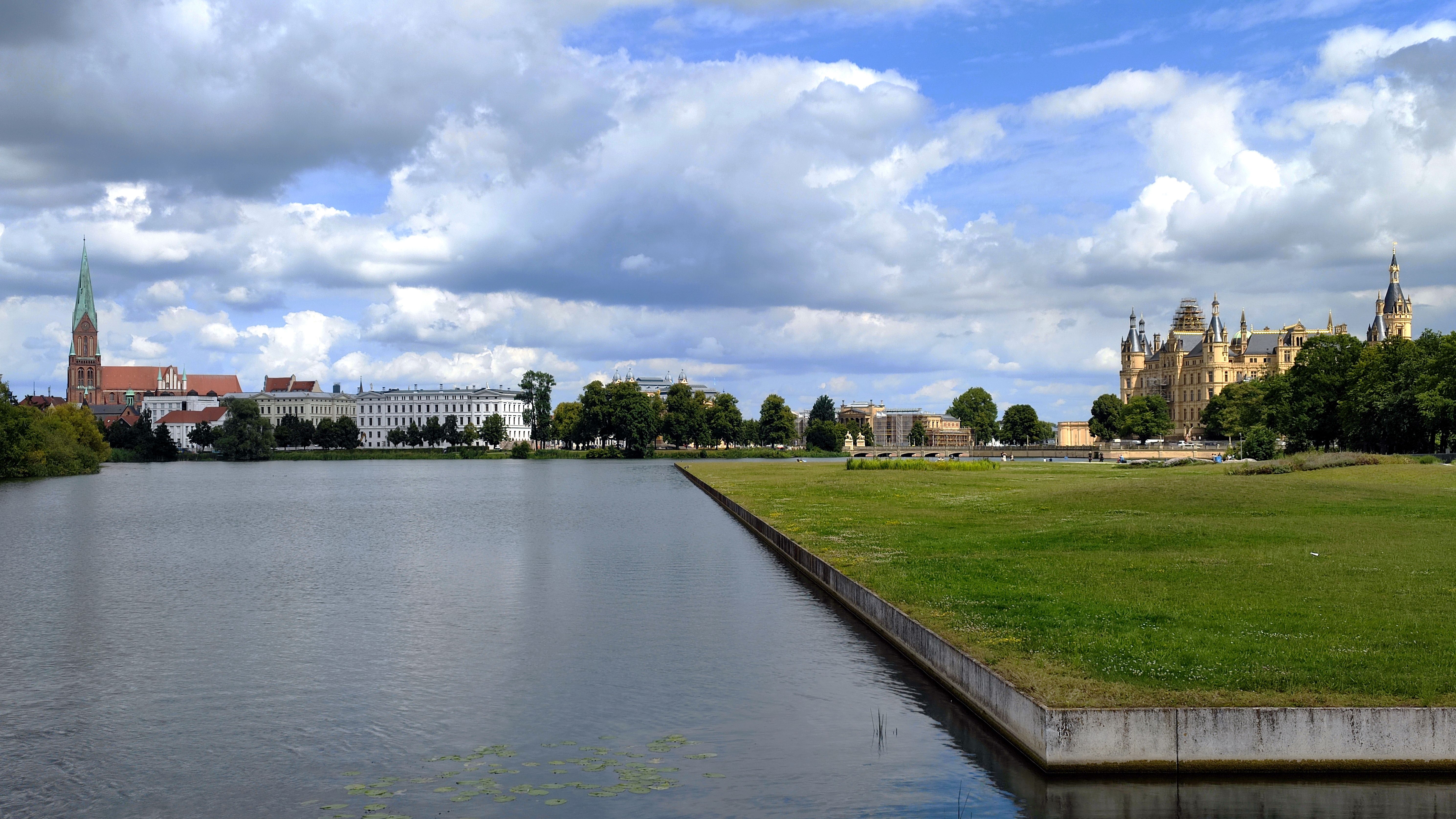 Stadtansicht mit Dom St. Marien und St. Johannis und dem Schweriner Schloss
