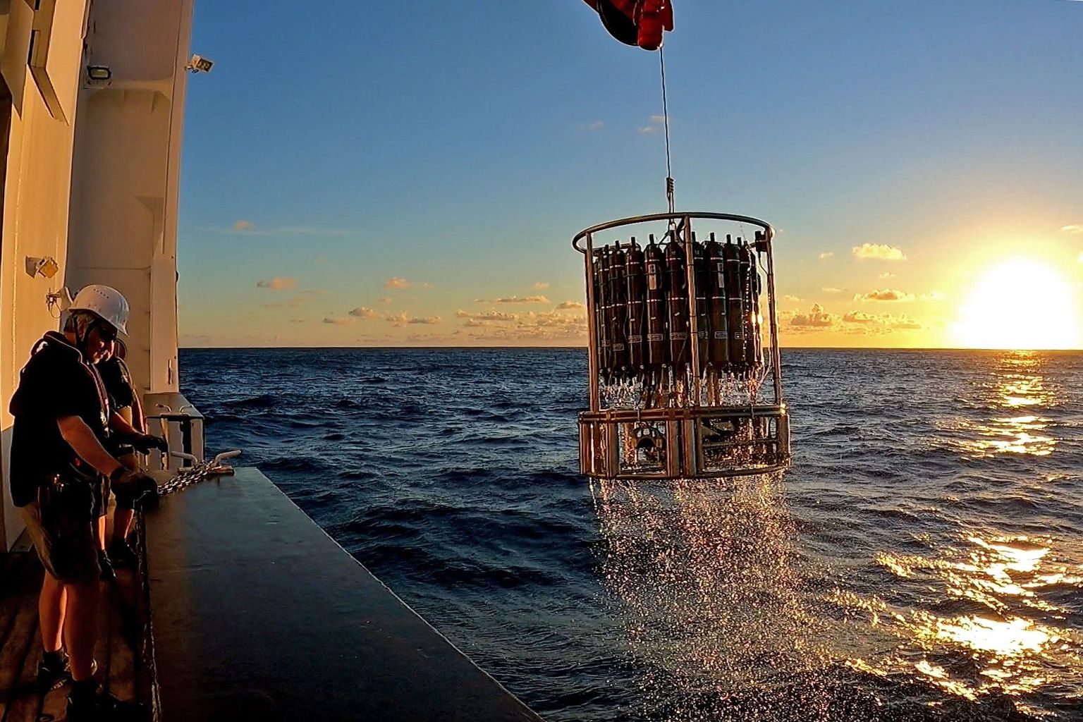 Ein Kranzwasserschöpfer mit Wasserproben wird auf der Expedition SO289 im Südpazifik zurück an Bord des deutschen Forschungsschiffs SONNE gebracht.