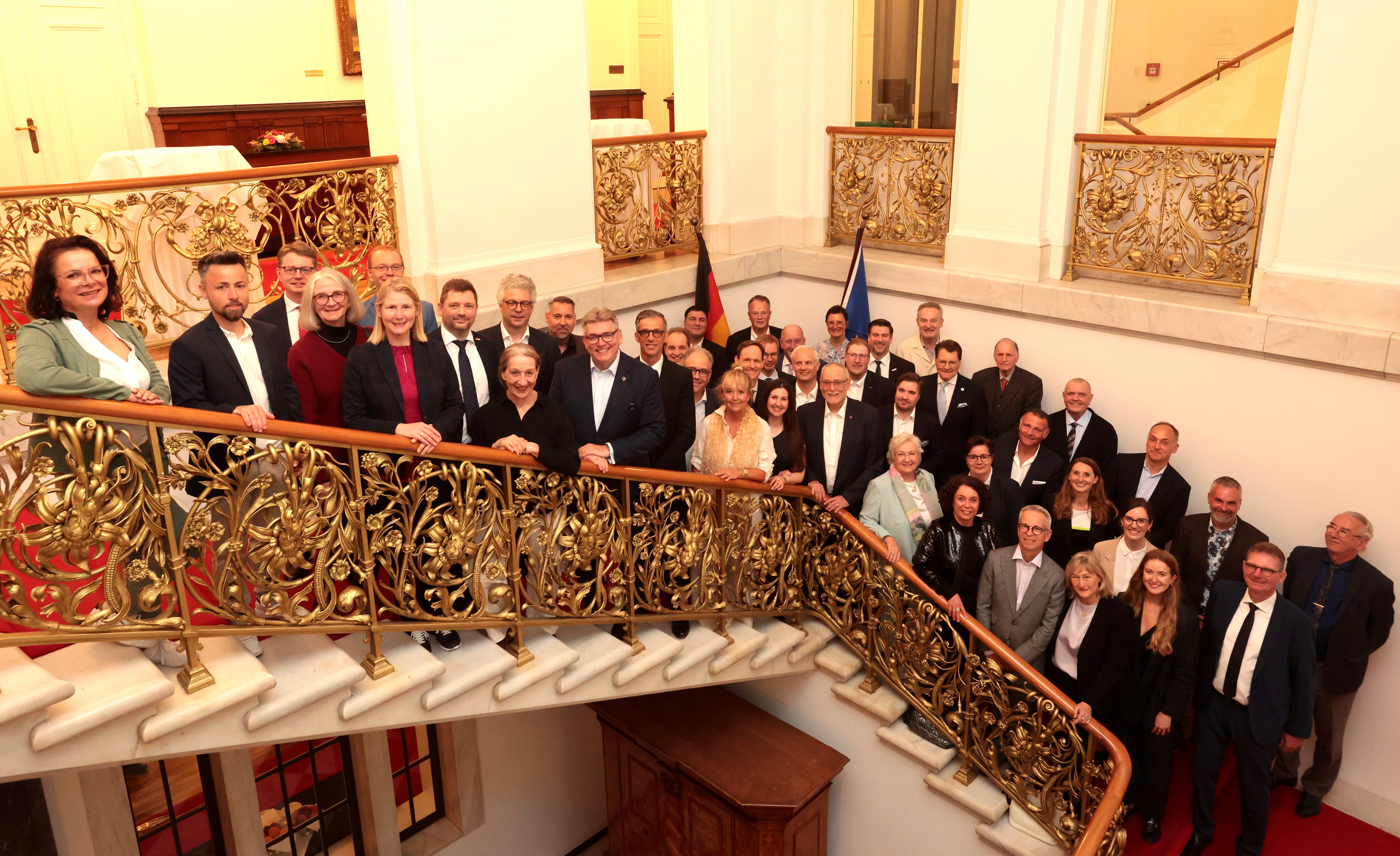 Gruppenfoto vom Vorabendevent des Deutschen Führungskräftetags 2026 in Berlin.