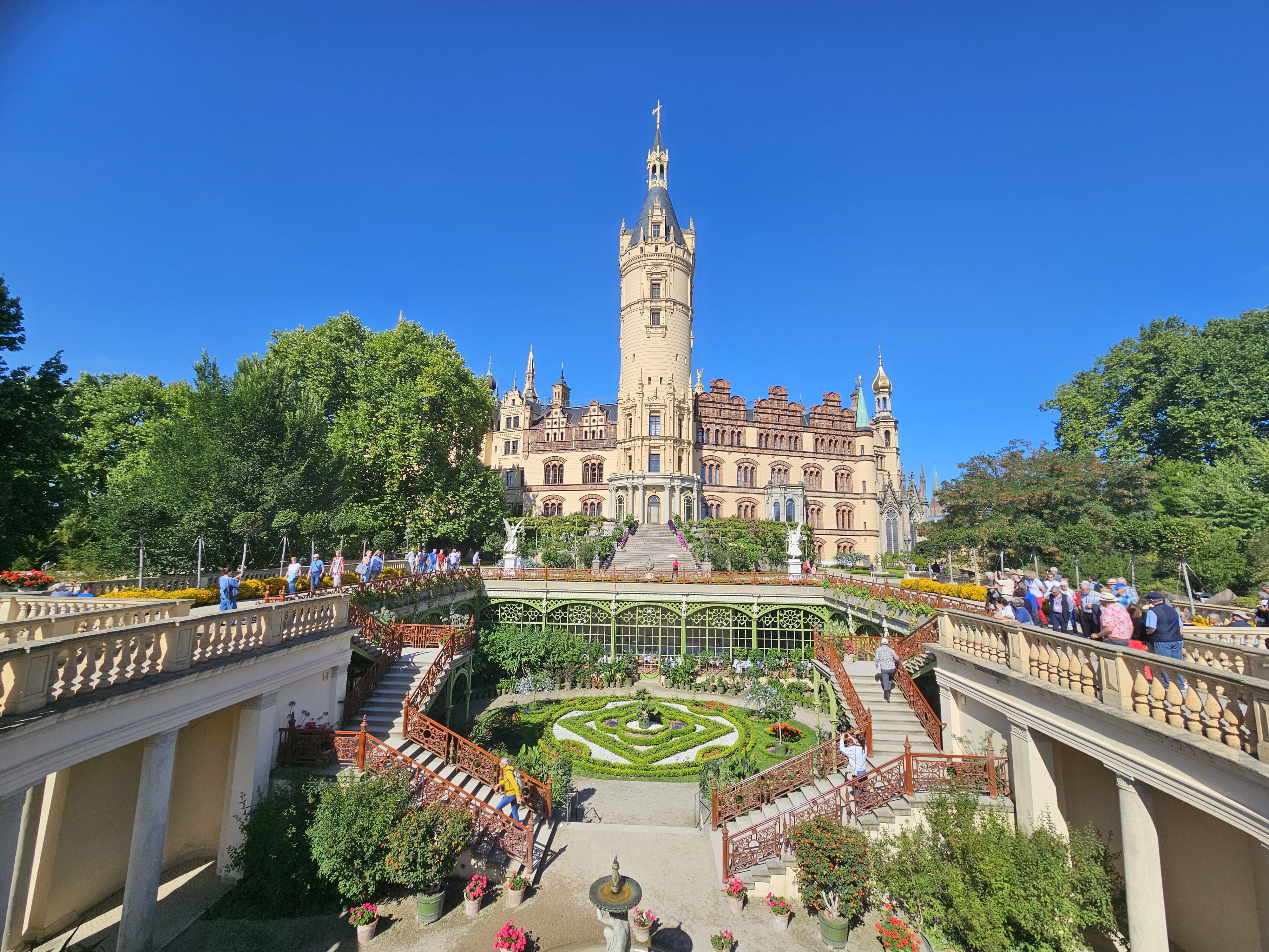 Schweriner Schloss mit Burggarten zum See.