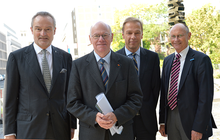 Gruppenbild Lammert vor IHK Köln