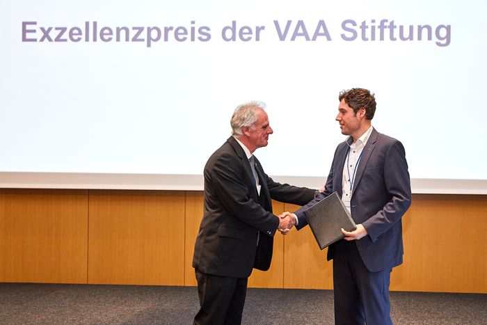 VAA-Exzellenzpreis 2019: Gratulation Rainer Nachtrab an Dr. Torben Egger